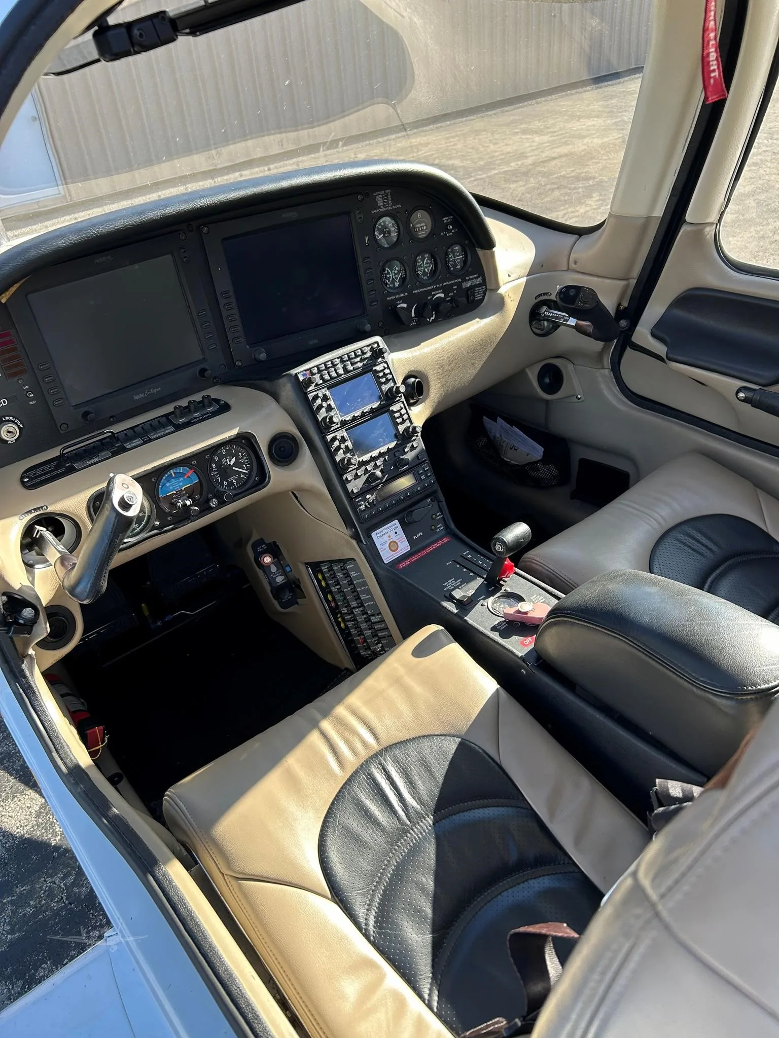 Cabin interior of a 2004 CIRRUS SR22-G2.