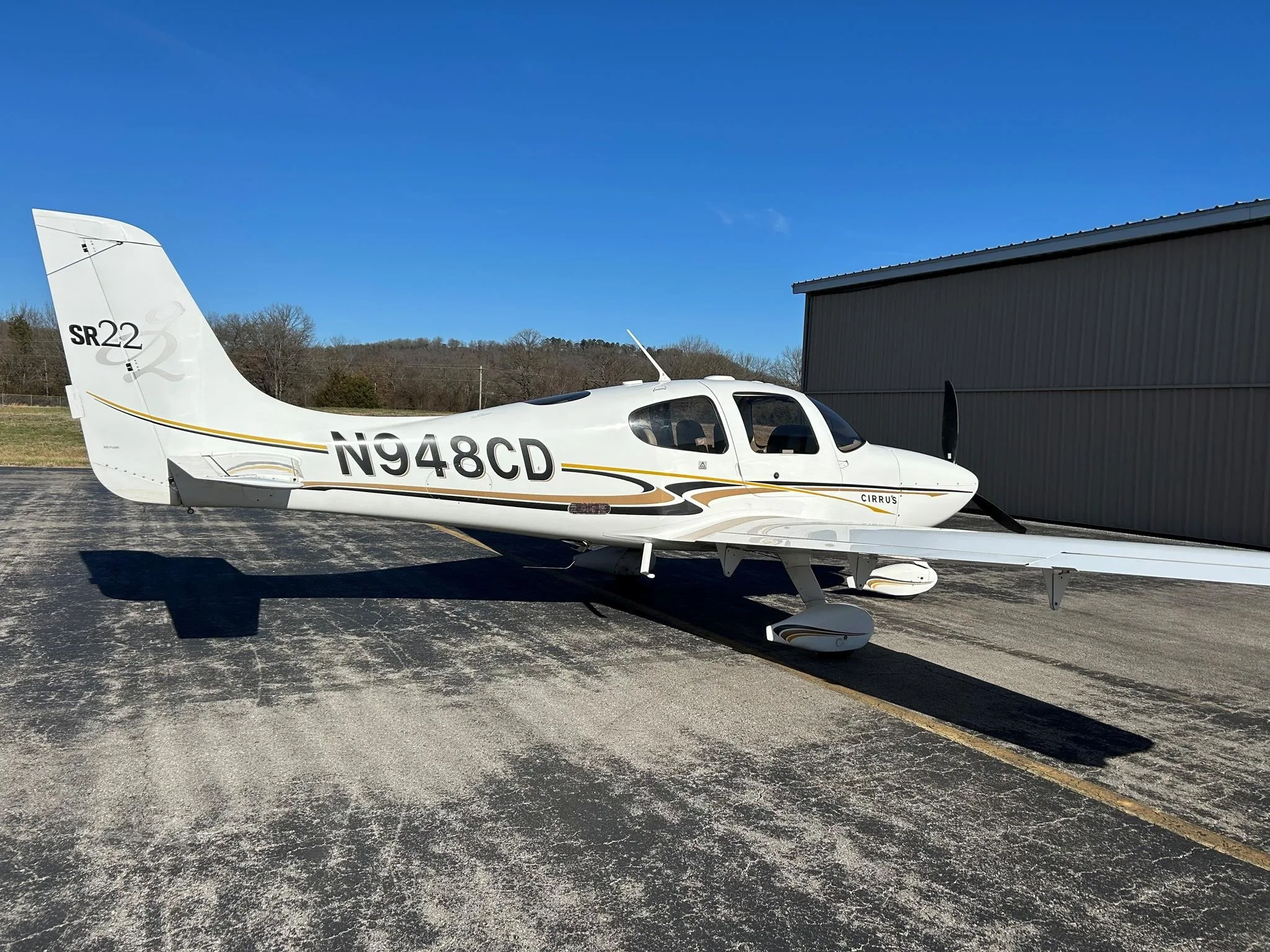 Exterior view of a 2004 CIRRUS SR22-G2, N948CD.