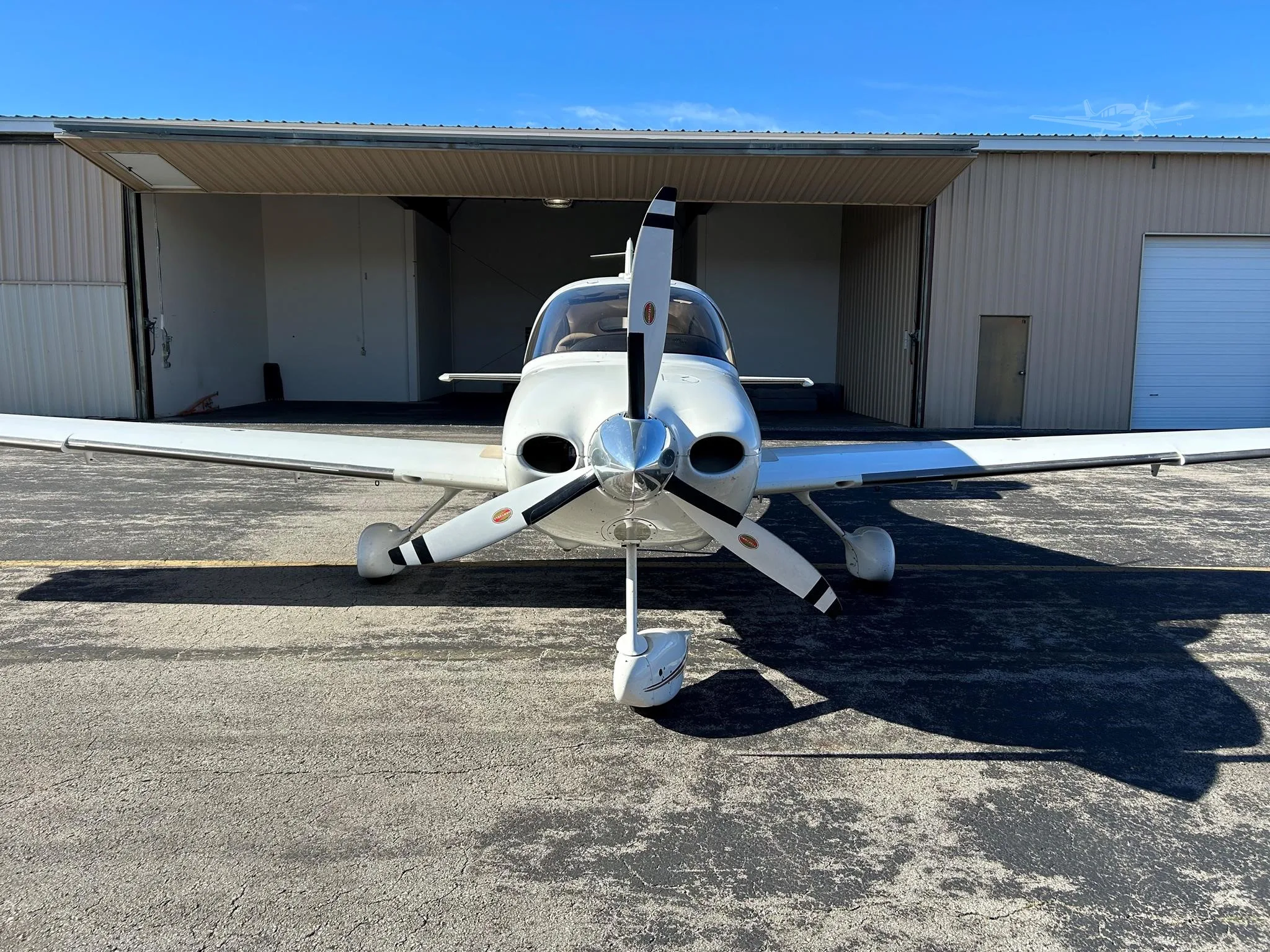 Exterior view of a 2004 CIRRUS SR22-G2, N948CD.