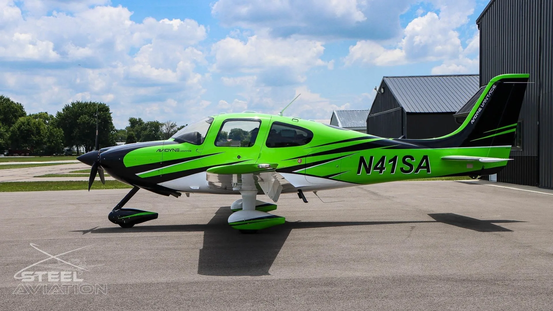 Exterior view of a 2005 CIRRUS SR22-G2, N41SA.