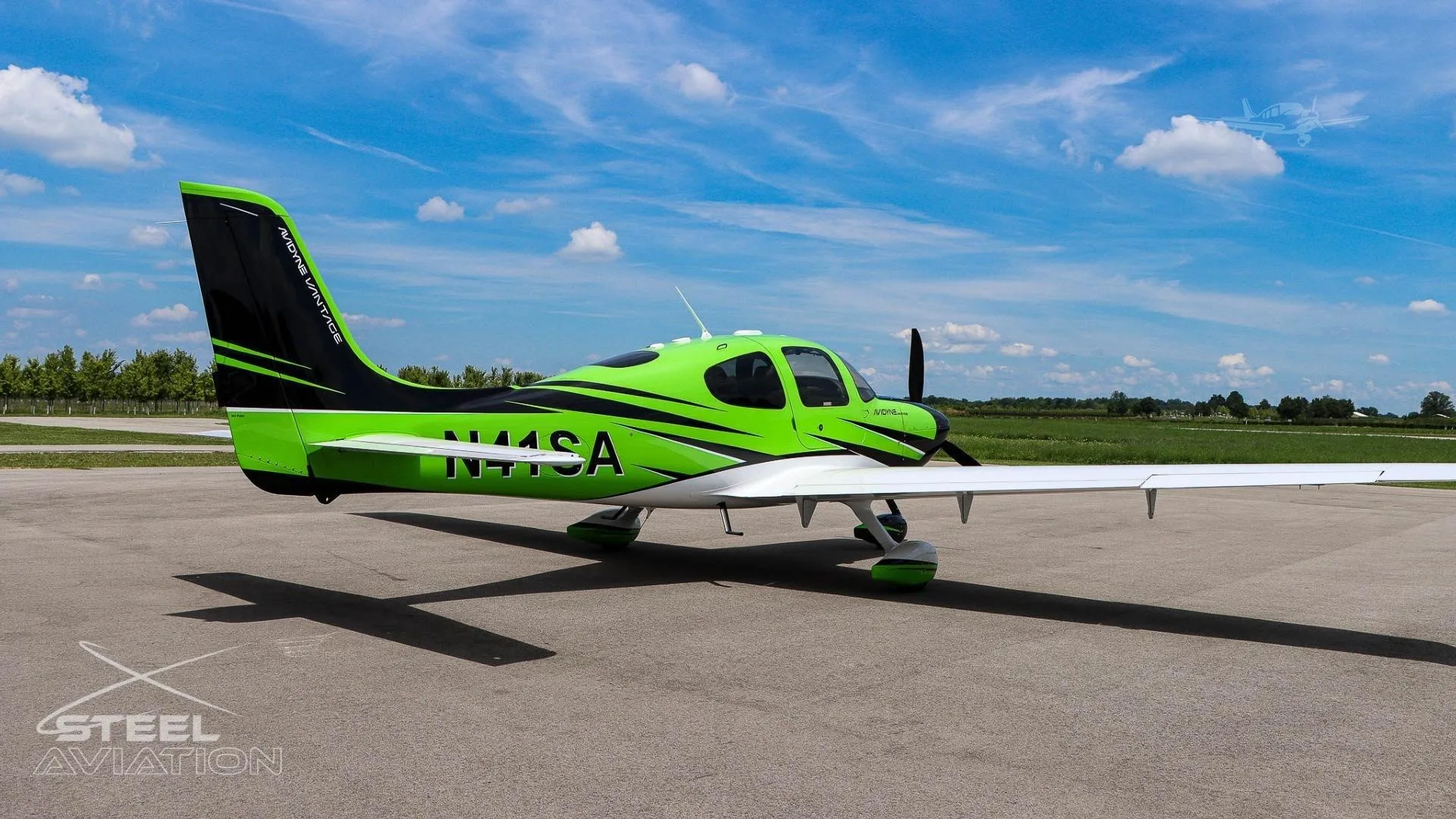 Exterior view of a 2005 CIRRUS SR22-G2, N41SA.