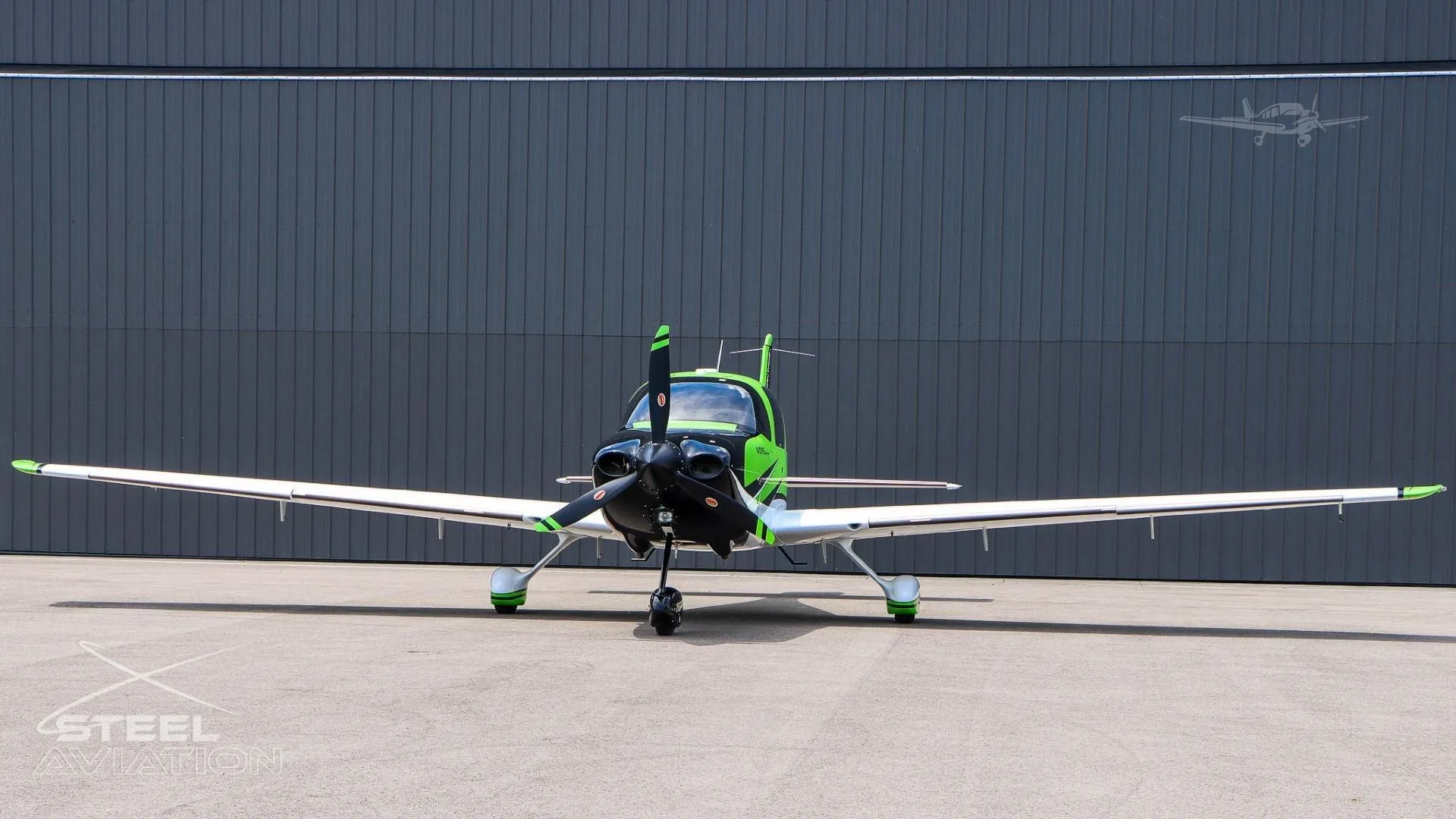 Exterior view of a 2005 CIRRUS SR22-G2, N41SA.