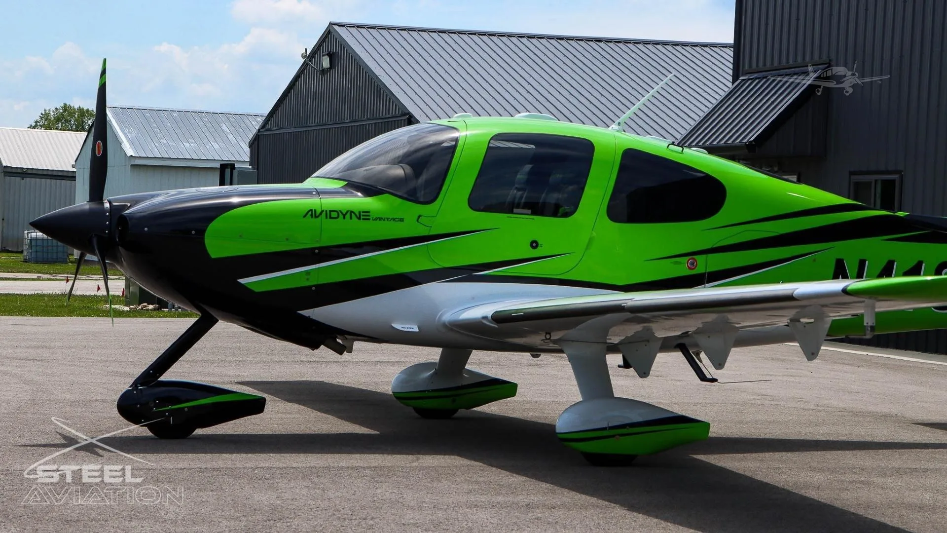 Marketing image of a 2005 CIRRUS SR22-G2.