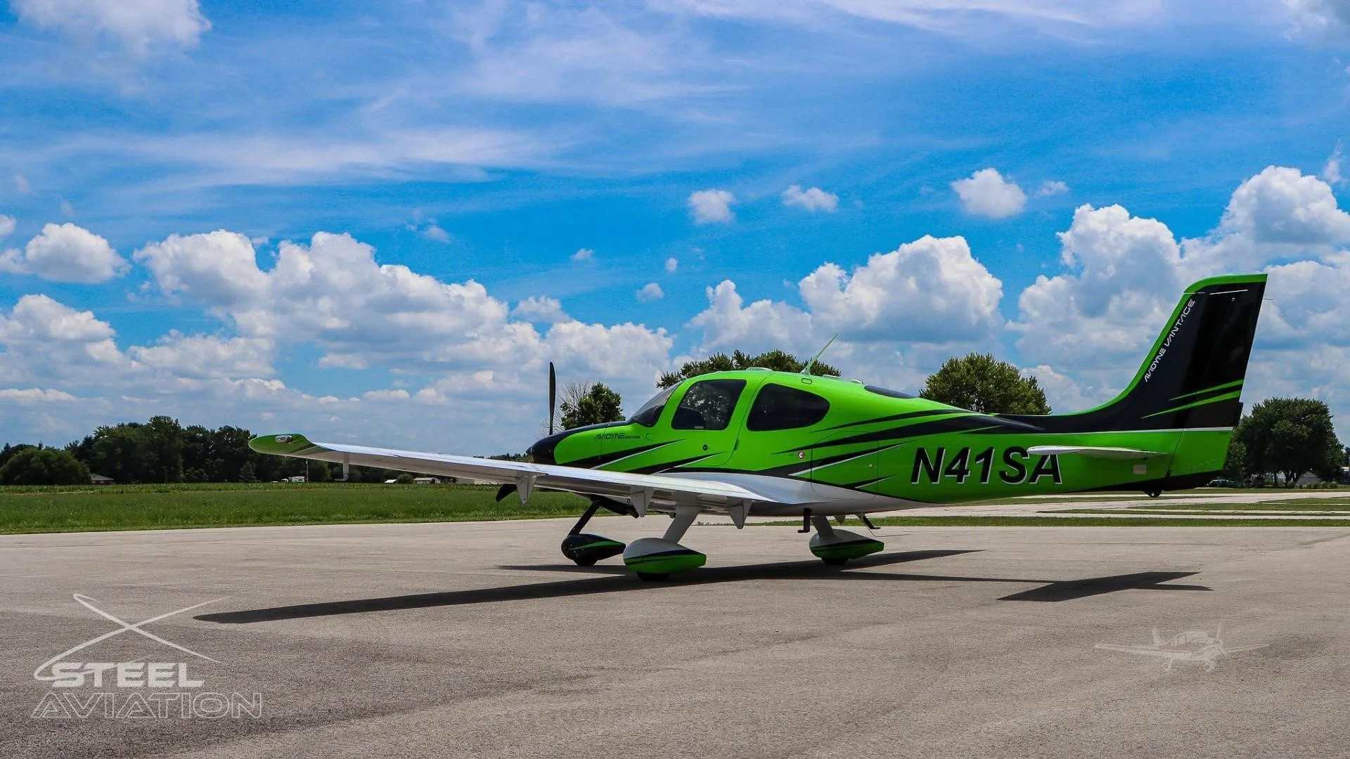 Exterior view of a 2005 CIRRUS SR22-G2, N41SA.