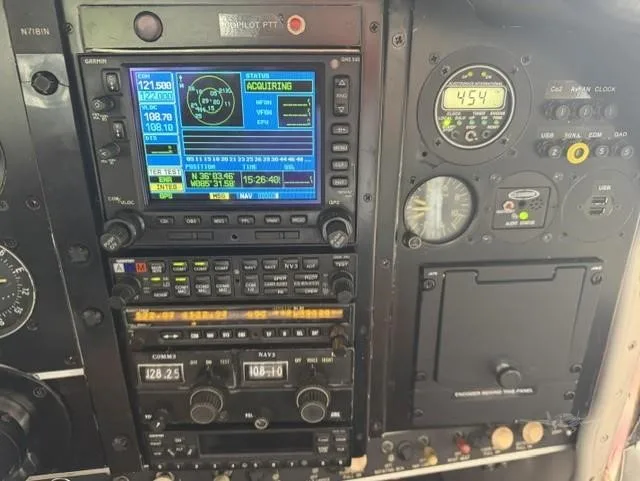 Avionics suite of a 1968 BEECHCRAFT E33A BONANZA.