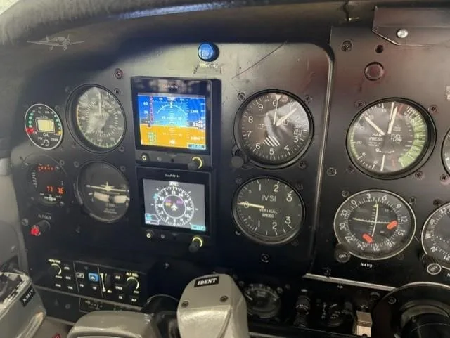 Avionics suite of a 1968 BEECHCRAFT E33A BONANZA.