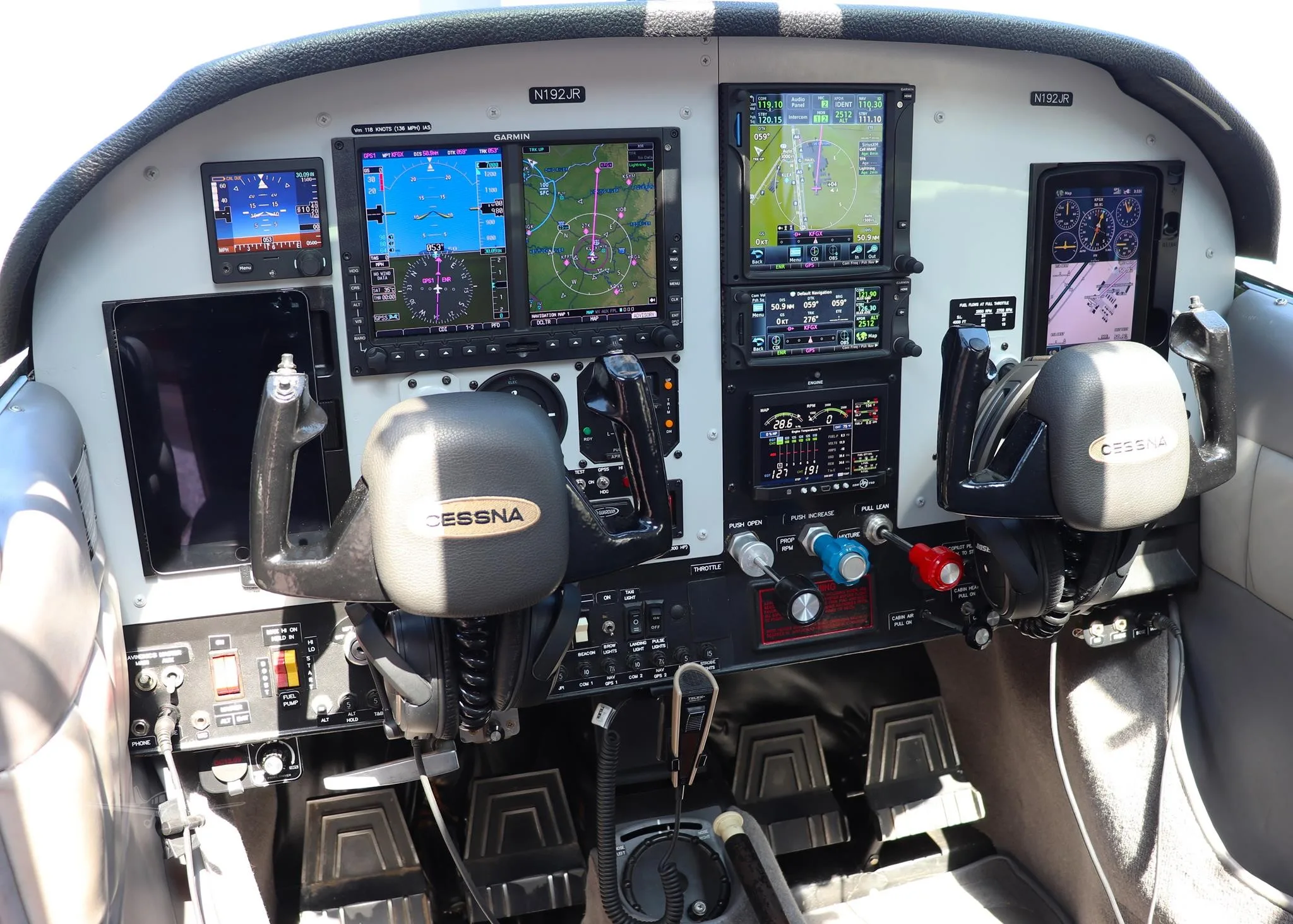Cockpit and instrument panel of a 1973 CESSNA A185F.