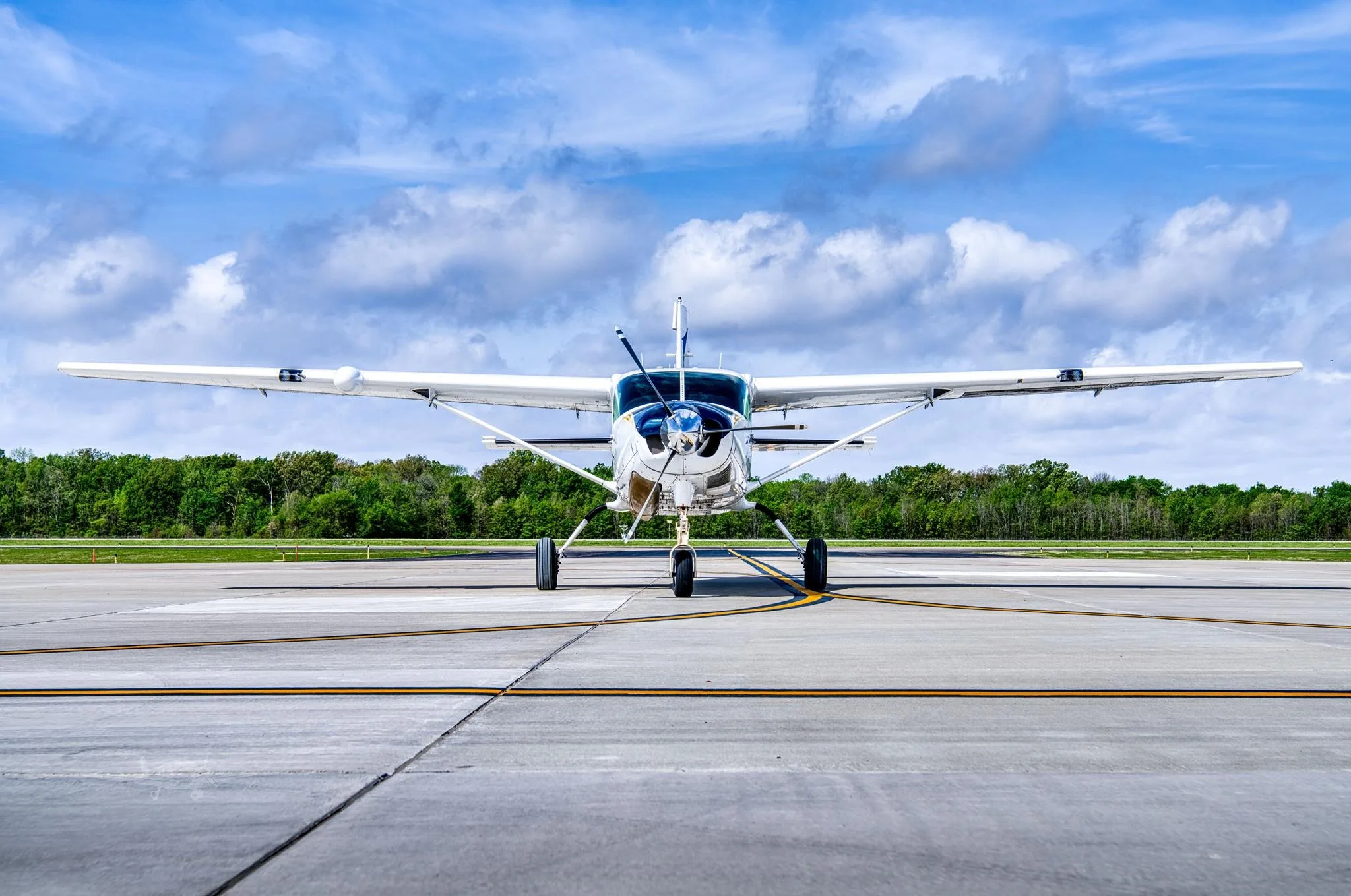 Exterior view of a 2014 CESSNA CARAVAN 208B GRAND EX, N207RA.