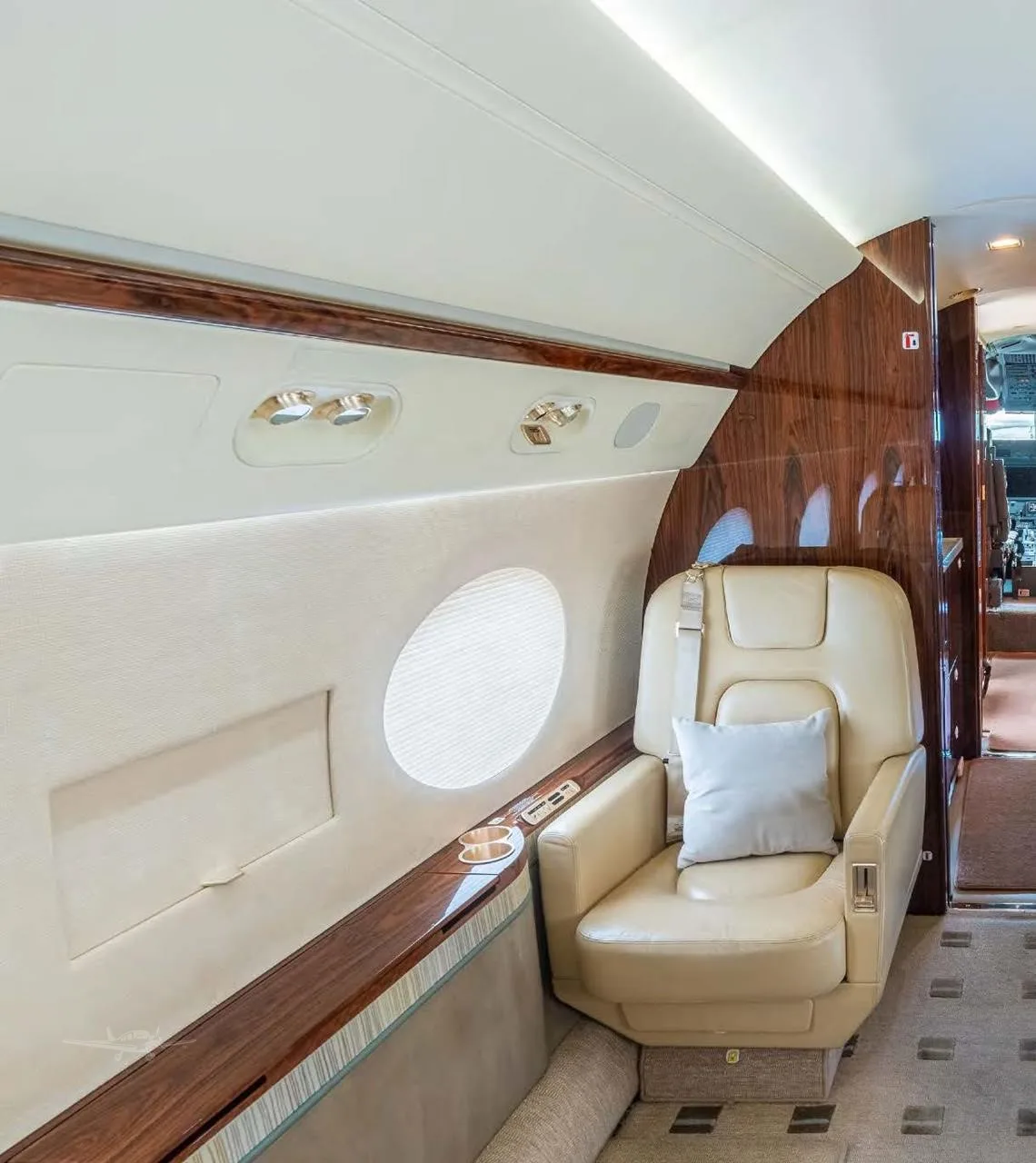 Cabin interior of a 2008 GULFSTREAM G450.