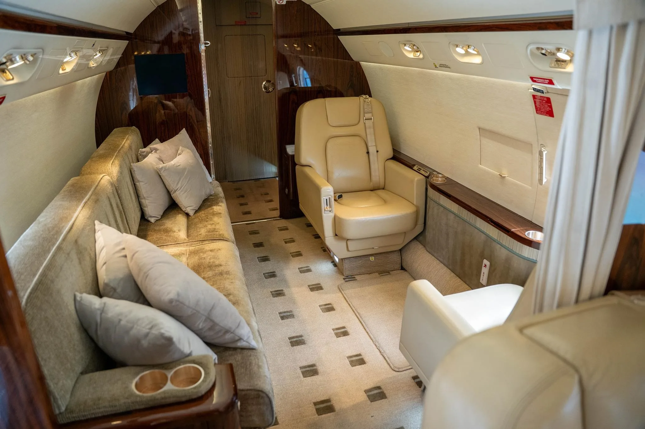 Cabin interior of a 2008 GULFSTREAM G450.