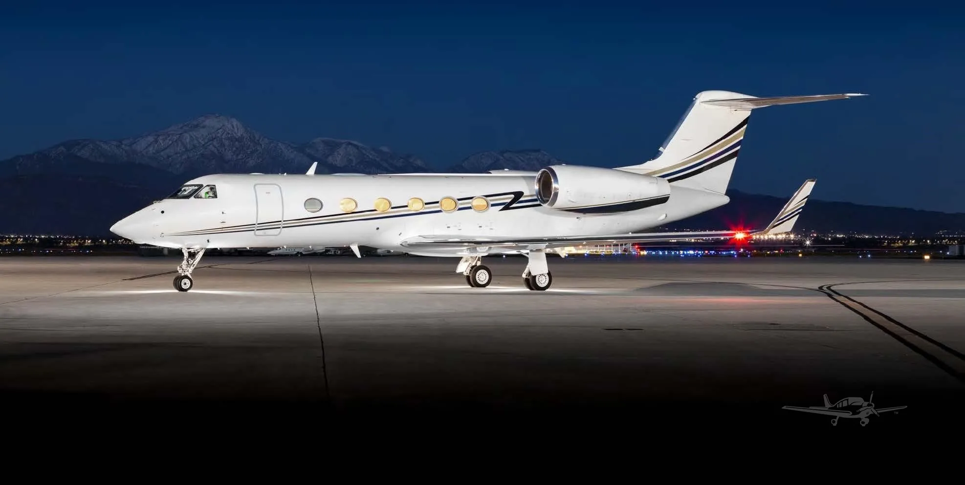Exterior view of a 2008 GULFSTREAM G450, N906MM.