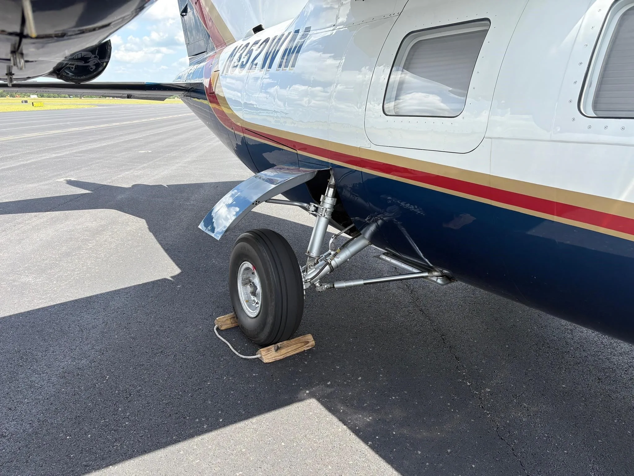 Exterior view of a 1978 MITSUBISHI MU 2P-10, N352WM.