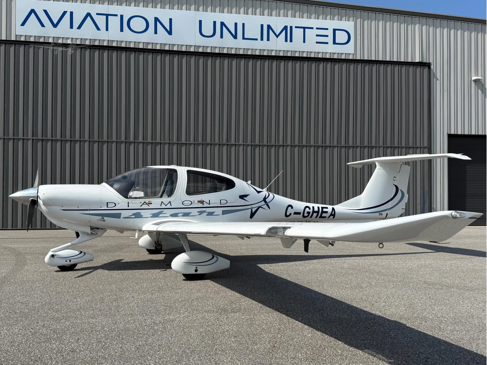 Exterior view of a 2003 DIAMOND DA40, C-GHEA.