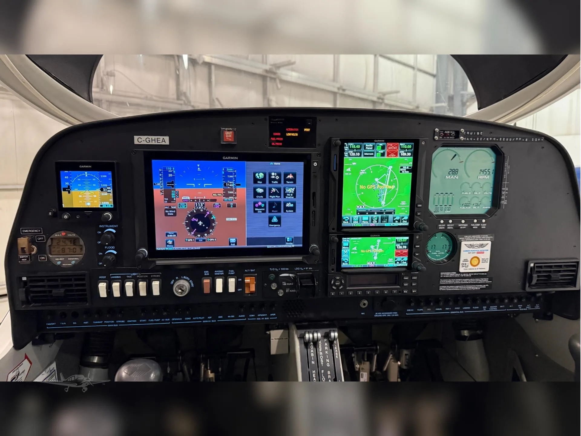 Avionics suite of a 2003 DIAMOND DA40.