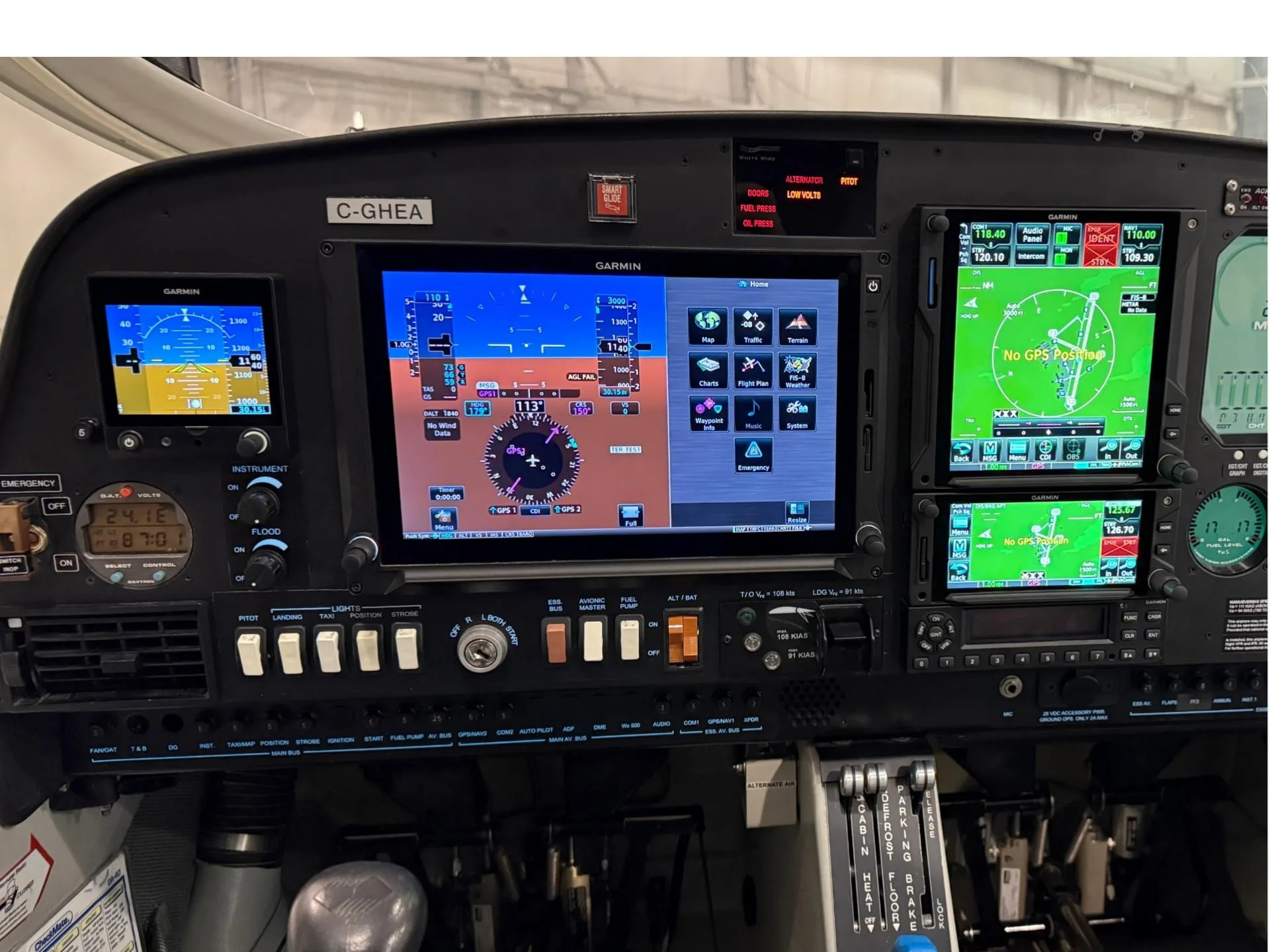 Avionics suite of a 2003 DIAMOND DA40.