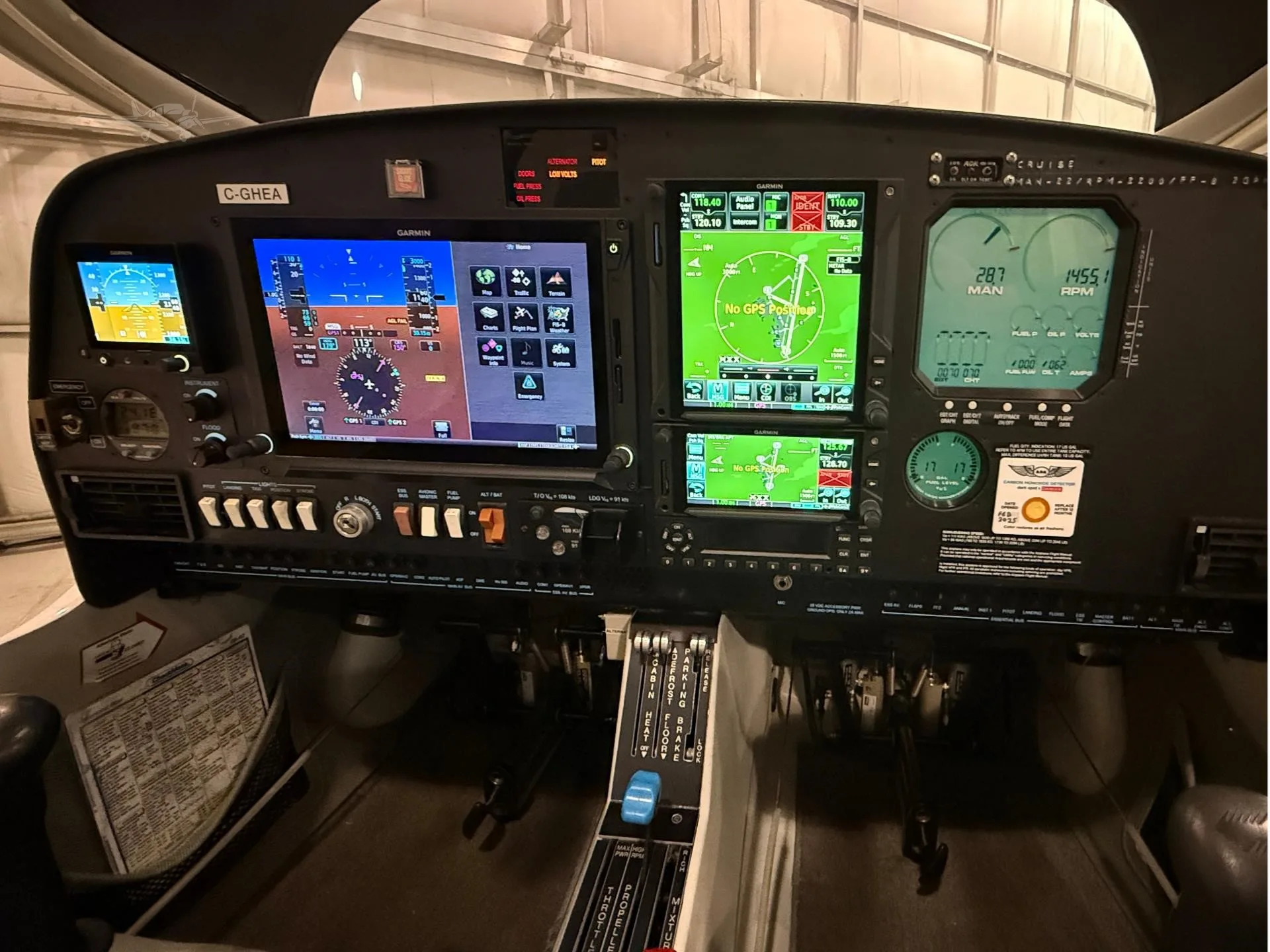 Avionics suite of a 2003 DIAMOND DA40.