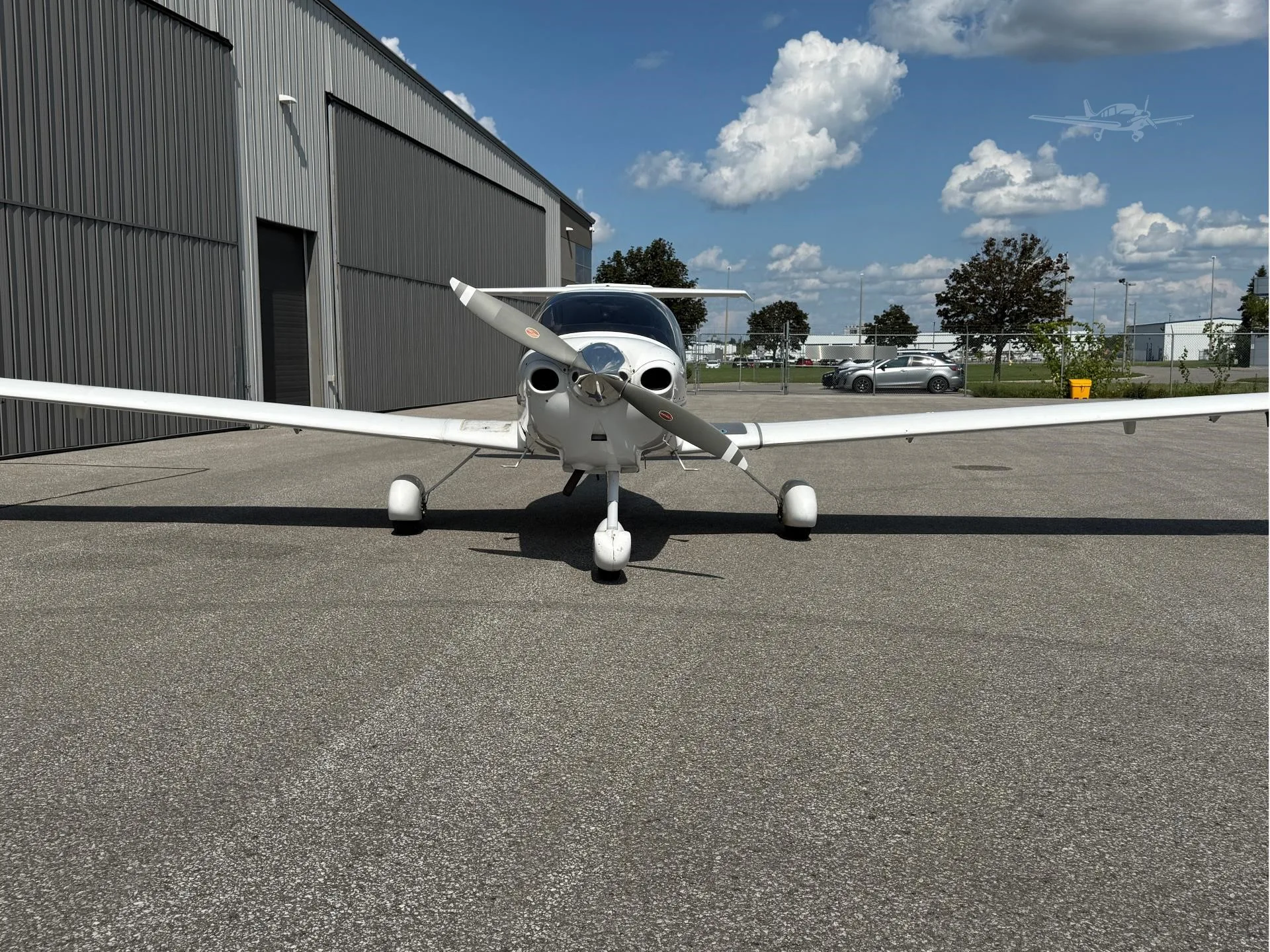 Exterior view of a 2003 DIAMOND DA40, C-GHEA.