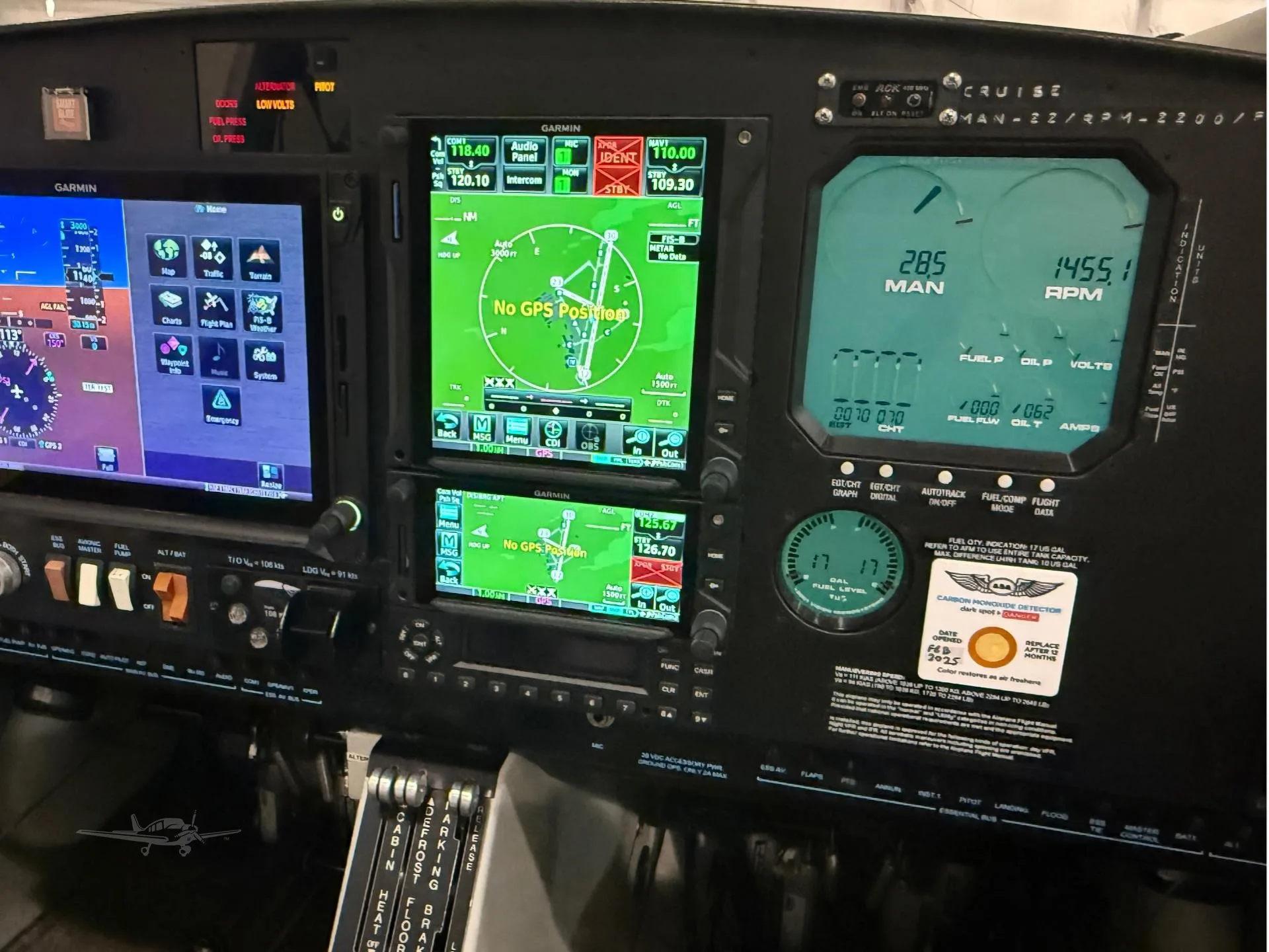 Avionics suite of a 2003 DIAMOND DA40.