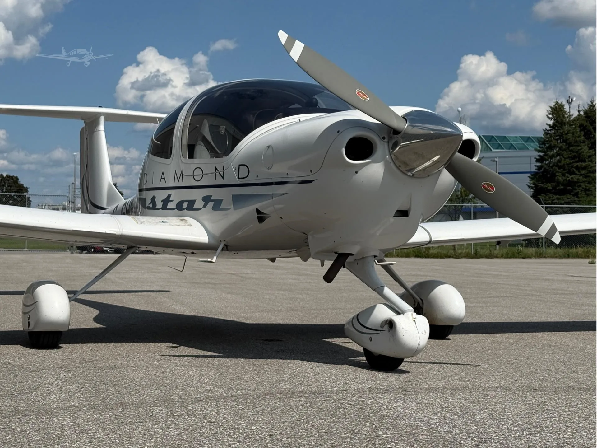 Exterior view of a 2003 DIAMOND DA40, C-GHEA.