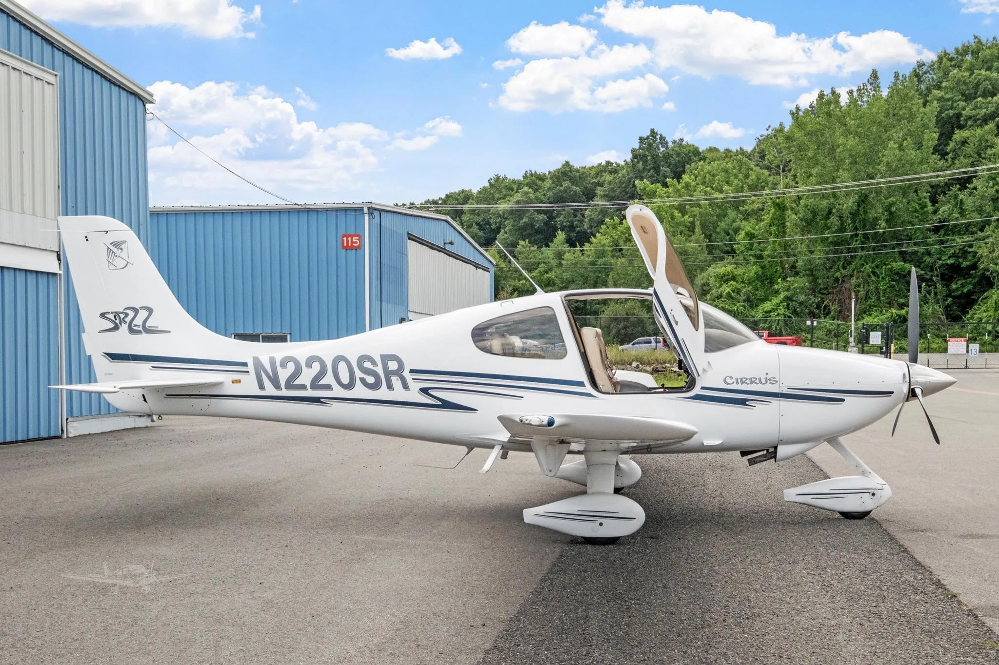 Exterior view of a 2002 CIRRUS SR22, N220SR.