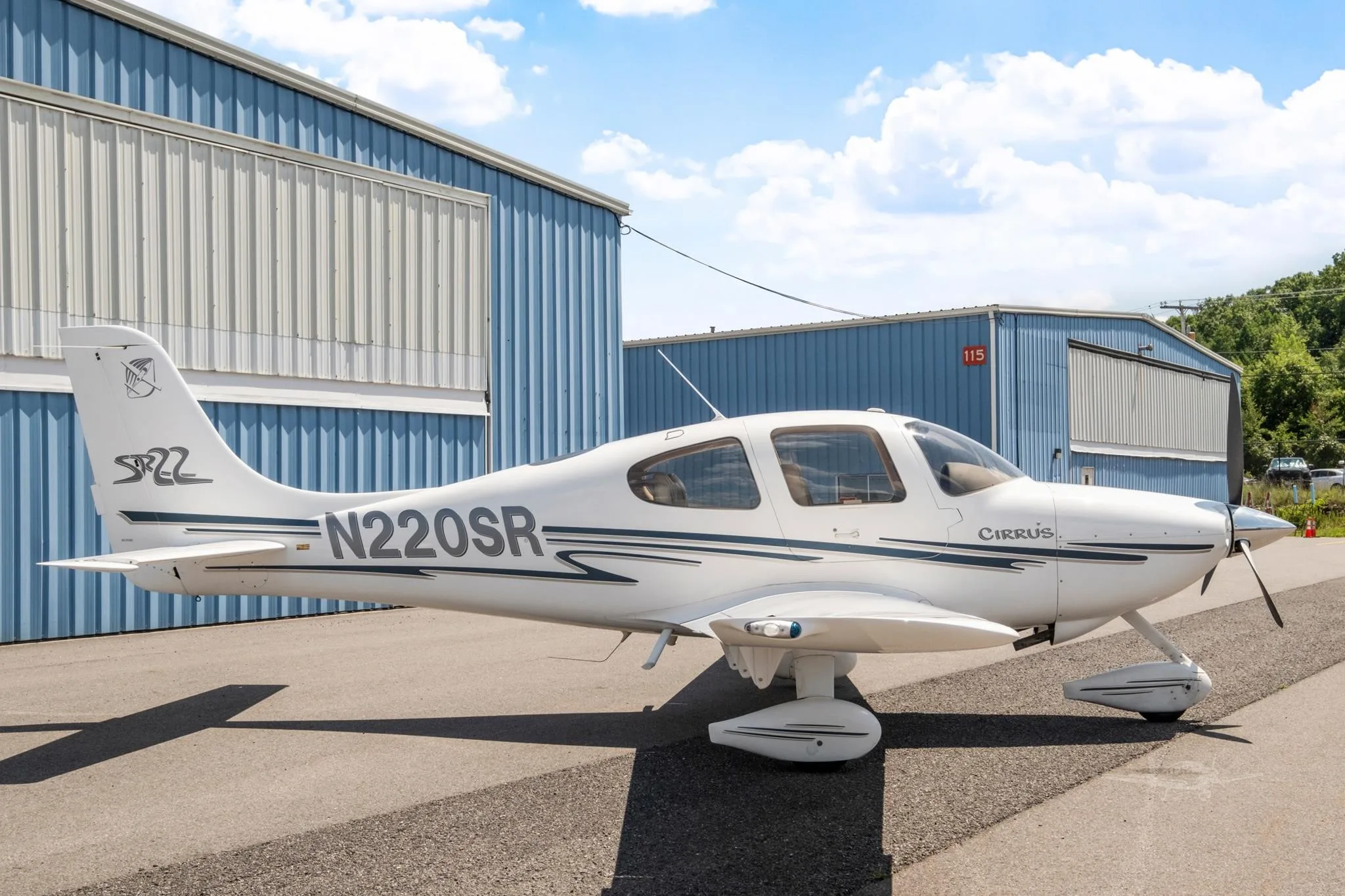 Exterior view of a 2002 CIRRUS SR22, N220SR.