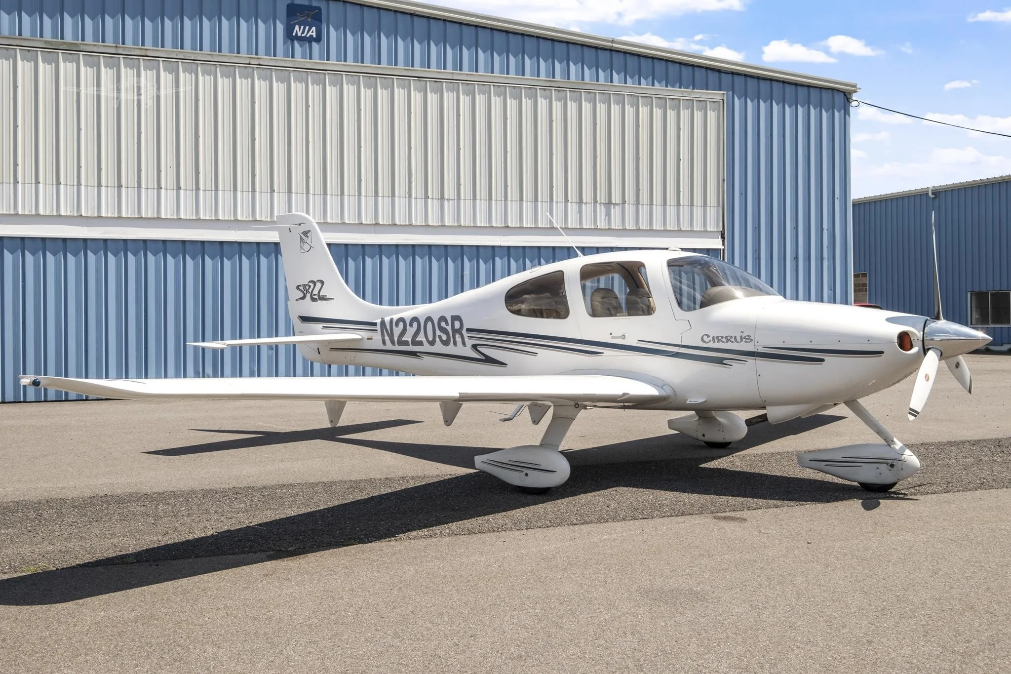 Exterior view of a 2002 CIRRUS SR22, N220SR.