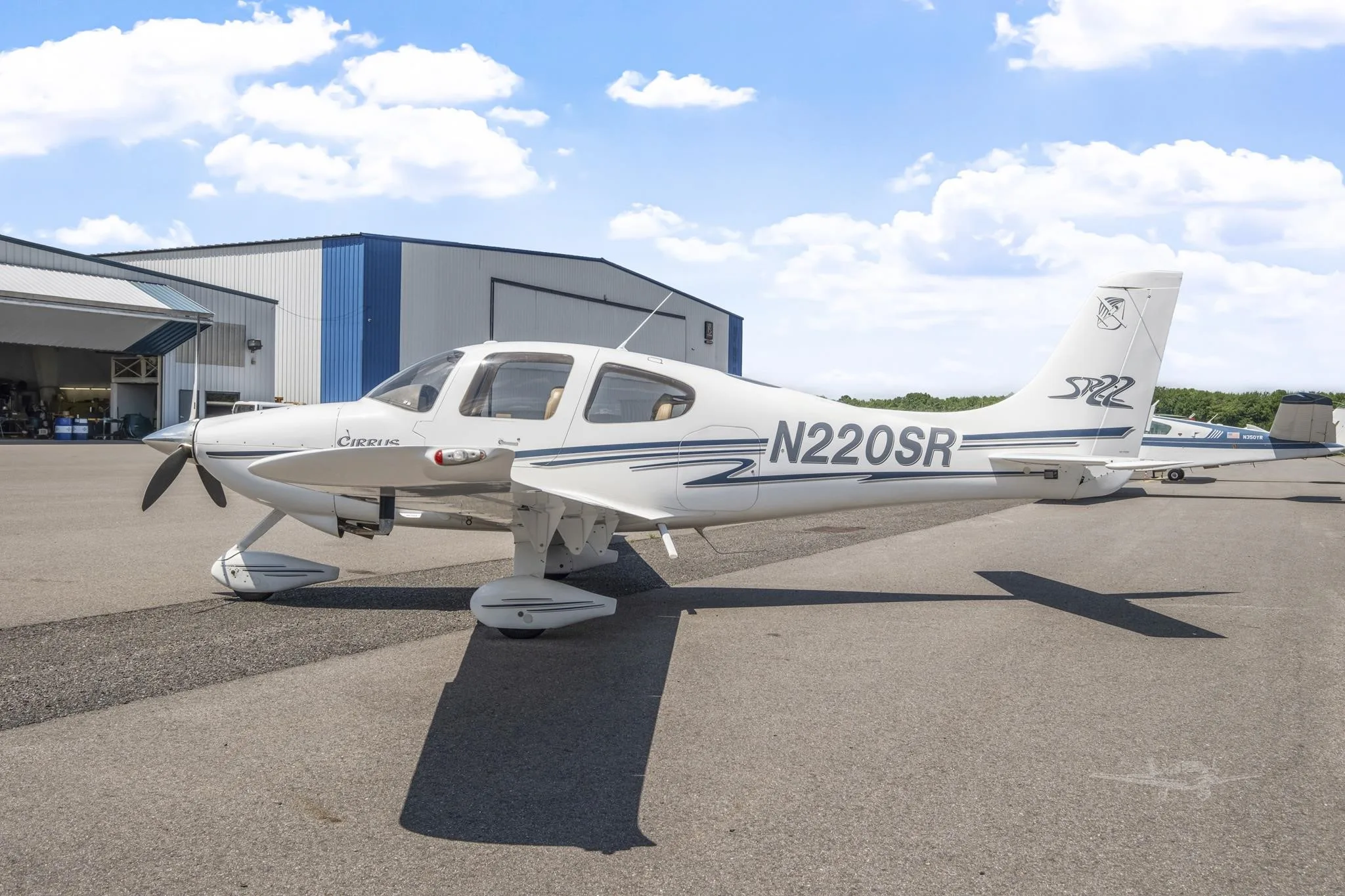 Exterior view of a 2002 CIRRUS SR22, N220SR.