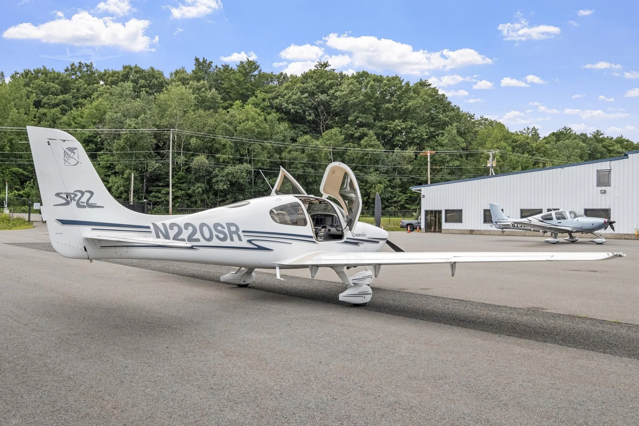 Exterior view of a 2002 CIRRUS SR22, N220SR.