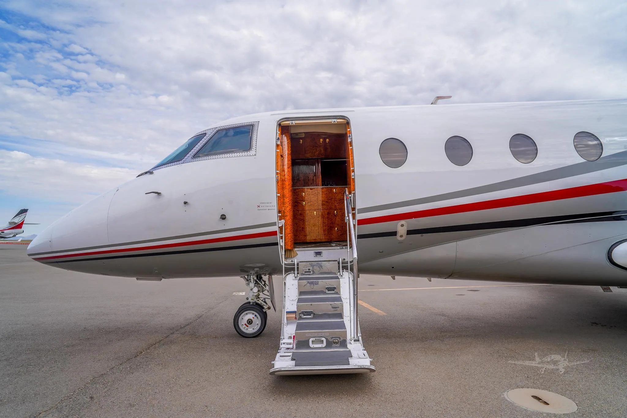 Exterior view of a 2003 GULFSTREAM G200.