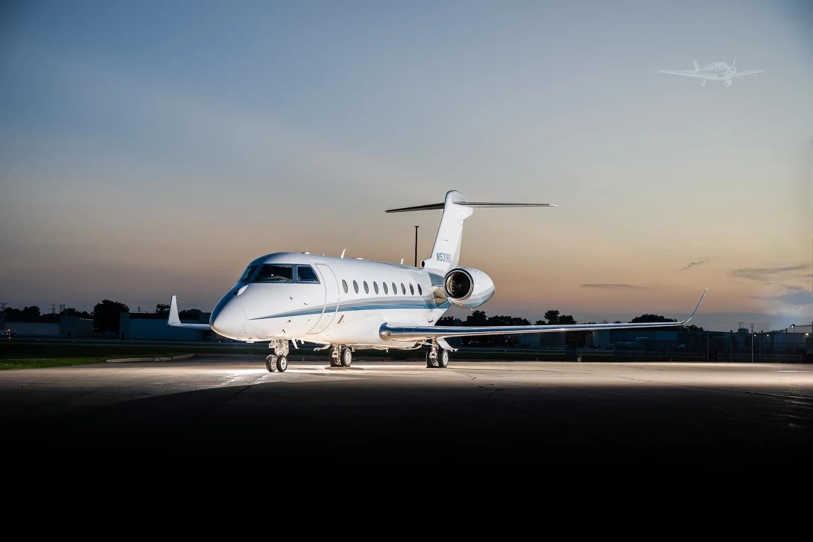 Exterior view of a 2015 GULFSTREAM G280, N531RQ.