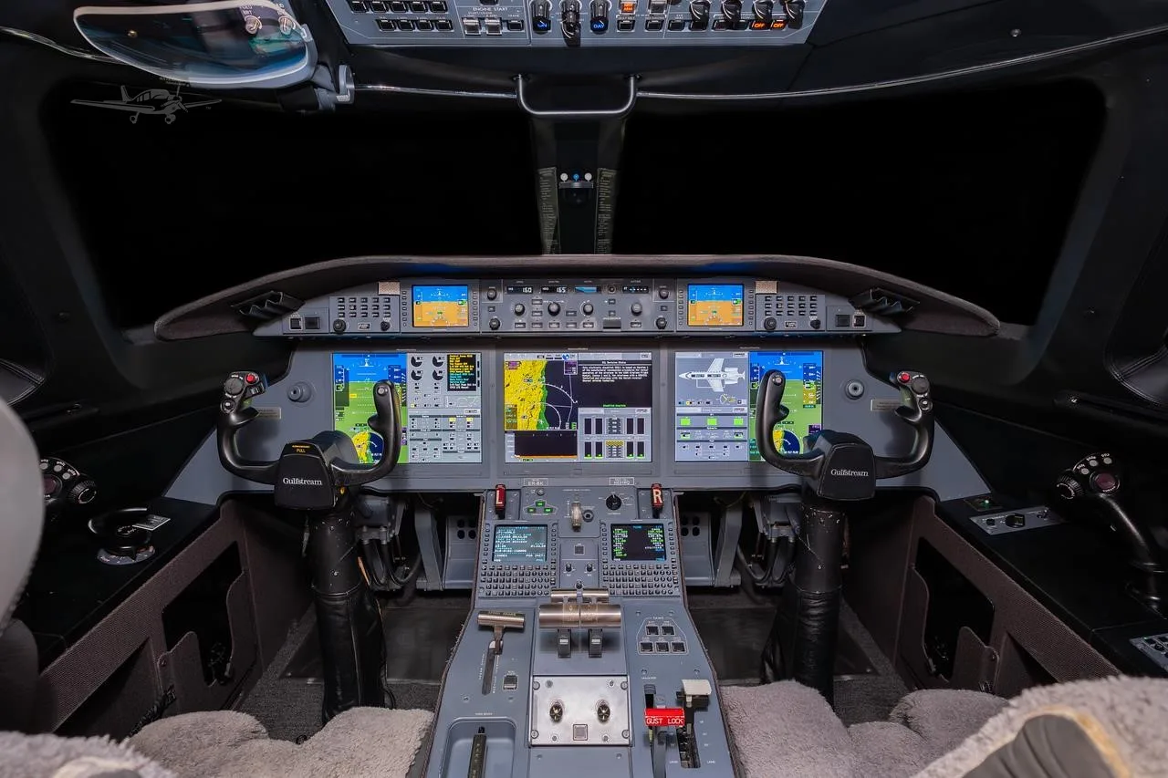 Cockpit and instrument panel of a 2015 GULFSTREAM G280.