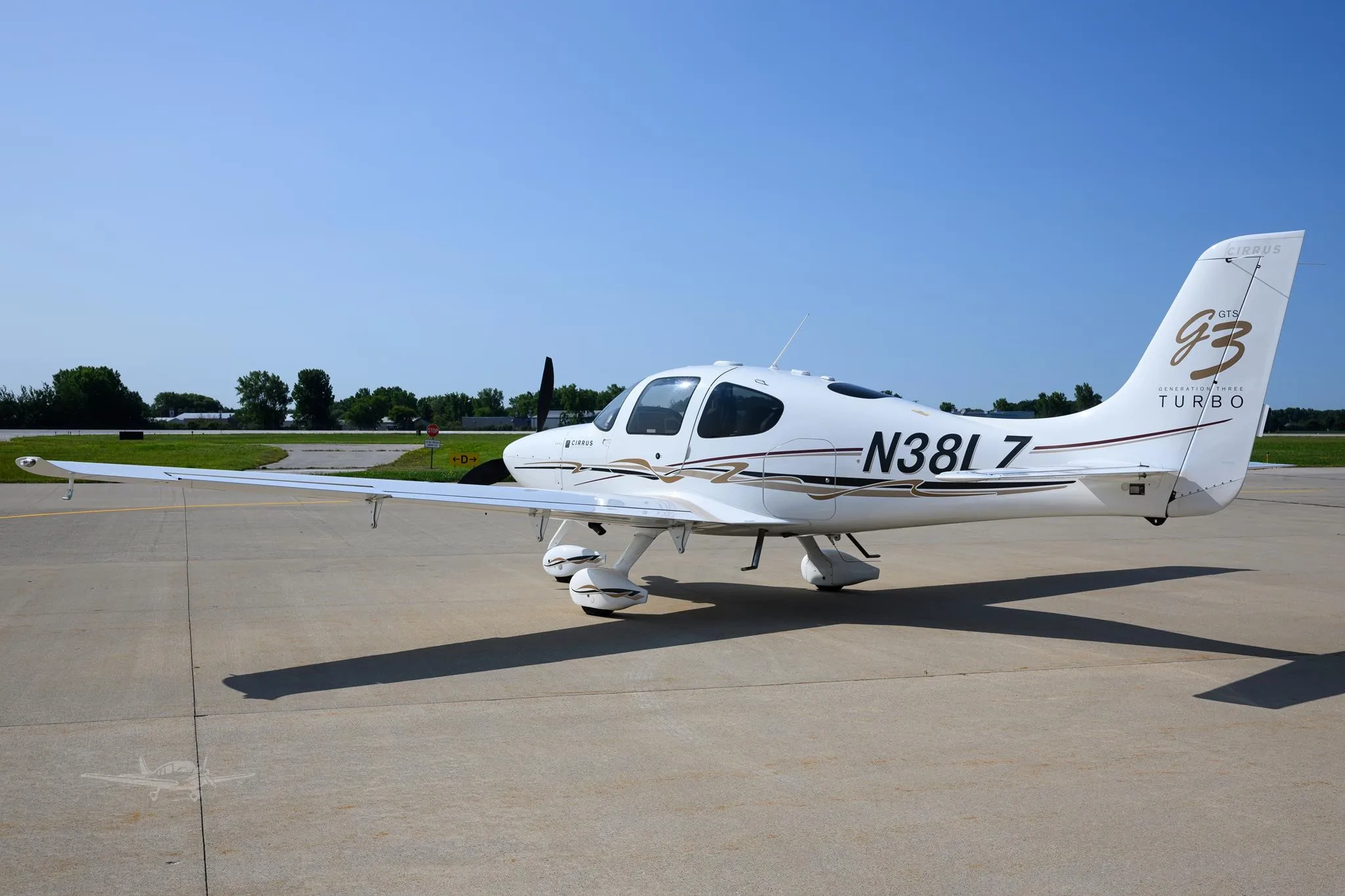 Exterior view of a 2007 CIRRUS SR22-G3 TURBO, N38LZ.