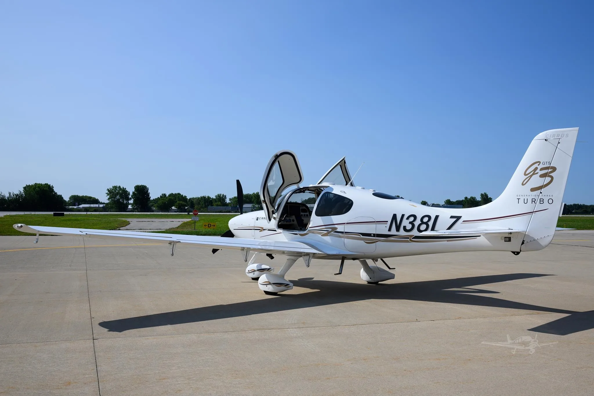 Exterior view of a 2007 CIRRUS SR22-G3 TURBO, N38LZ.