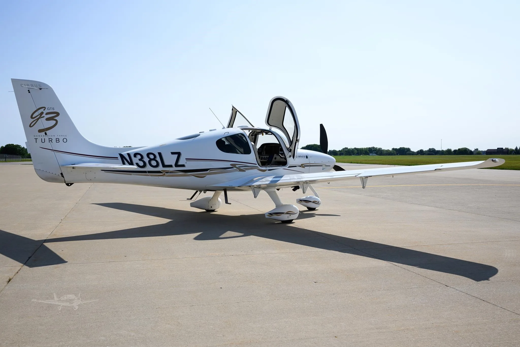 Exterior view of a 2007 CIRRUS SR22-G3 TURBO, N38LZ.