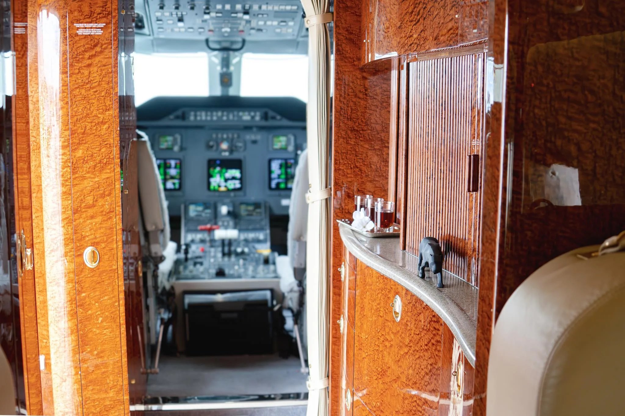 Cockpit and instrument panel of a 2006 GULFSTREAM G200.