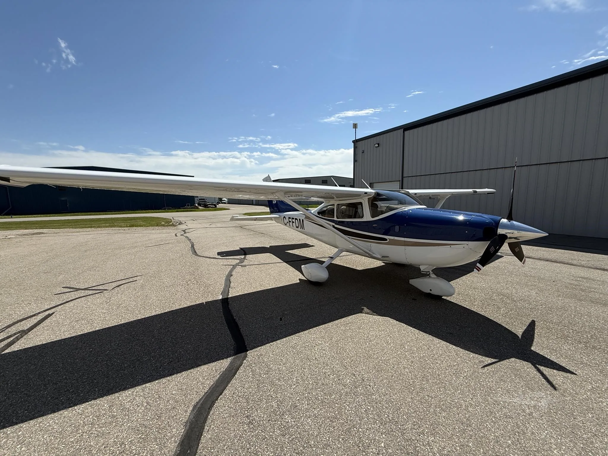 Exterior view of a 2004 CESSNA TURBO 182T SKYLANE, C-FFDM.