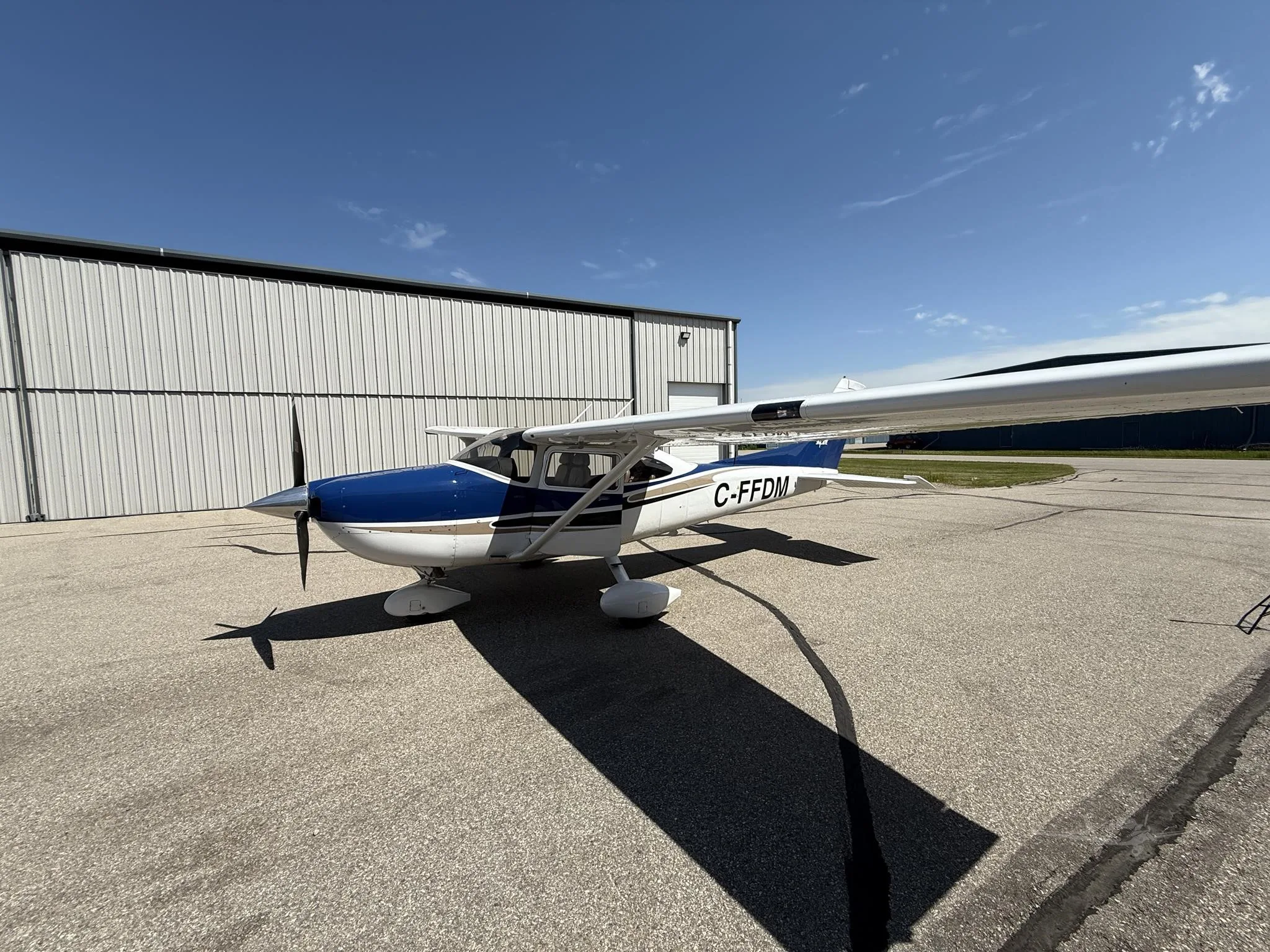 Exterior view of a 2004 CESSNA TURBO 182T SKYLANE, C-FFDM.