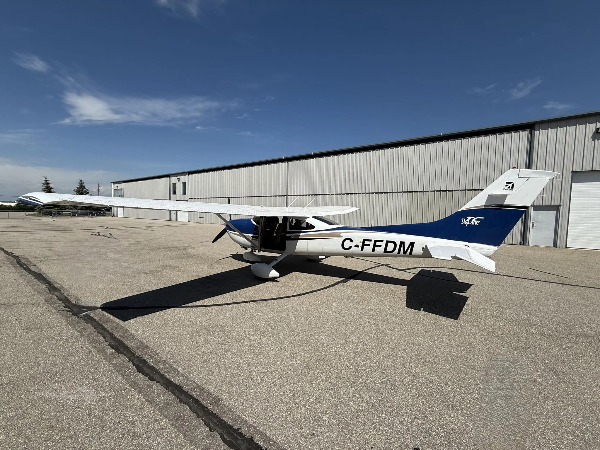 Exterior view of a 2004 CESSNA TURBO 182T SKYLANE, C-FFDM.