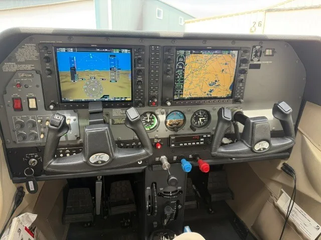 Cockpit and instrument panel of a 2004 CESSNA TURBO 182T SKYLANE.