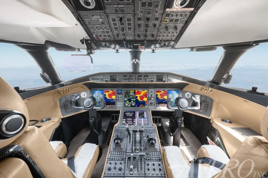 Cockpit and instrument panel of a 2015 BOMBARDIER GLOBAL 6000.