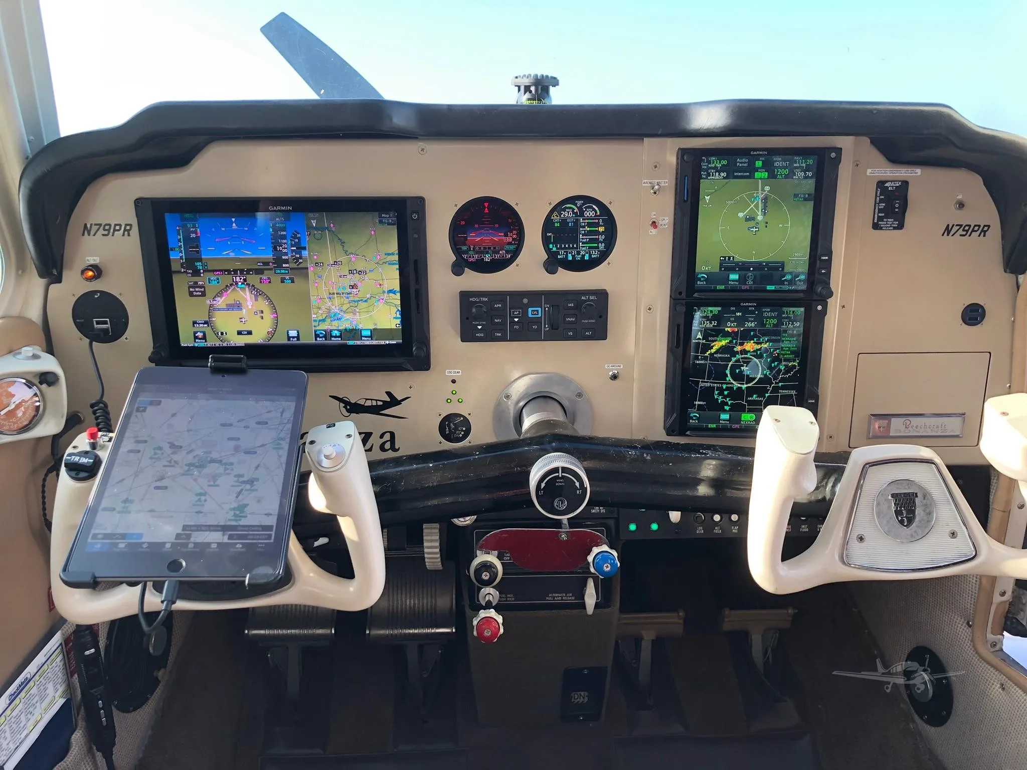 Cockpit and instrument panel of a 1970 BEECHCRAFT V35B BONANZA.