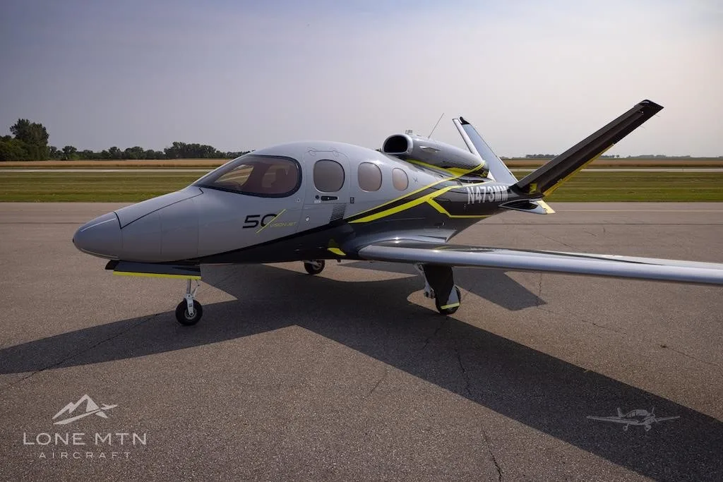 Exterior view of a 2019 CIRRUS VISION SF50-G2, N473MM.
