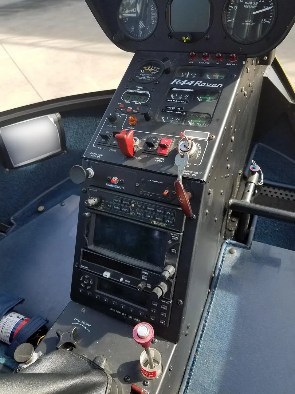 Avionics suite of a 2002 ROBINSON R44 RAVEN I.