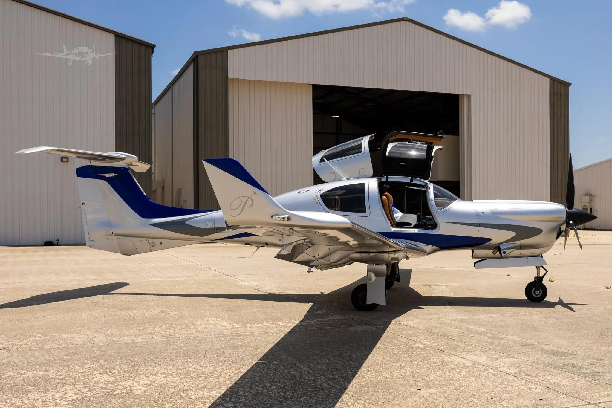 Exterior view of a 2024 DIAMOND DA50 RG, N66RG.