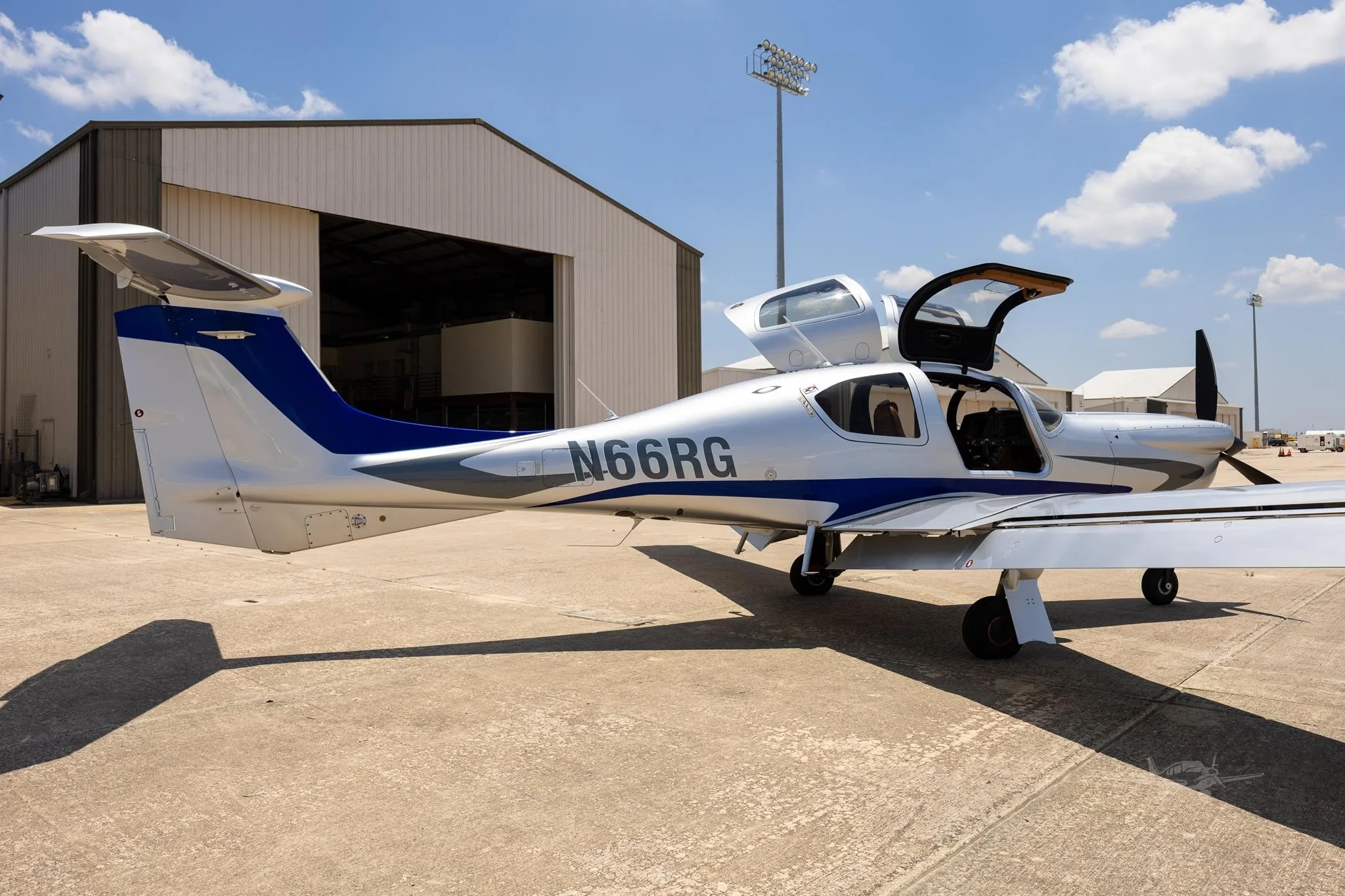 Exterior view of a 2024 DIAMOND DA50 RG, N66RG.