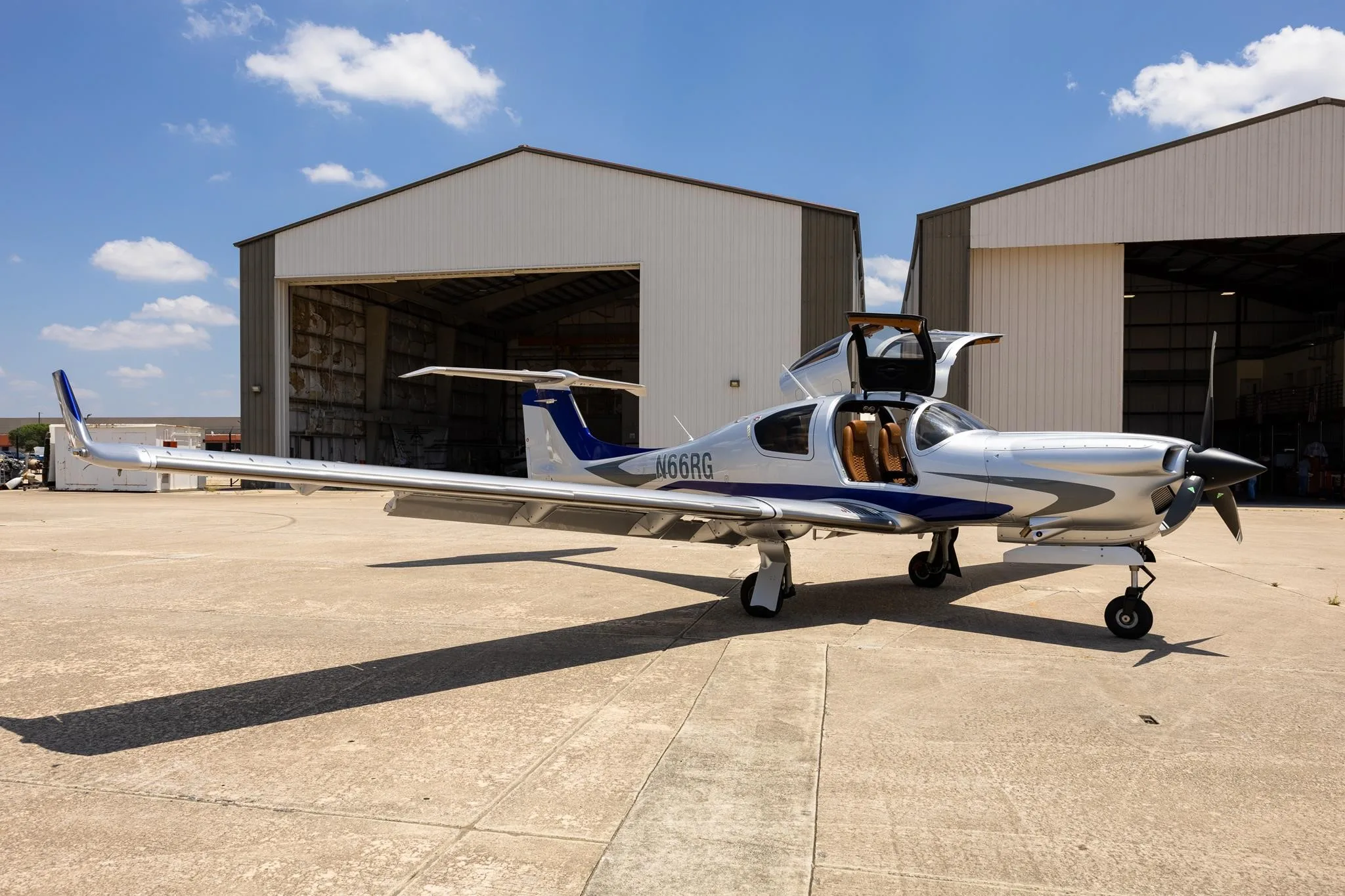 Exterior view of a 2024 DIAMOND DA50 RG, N66RG.