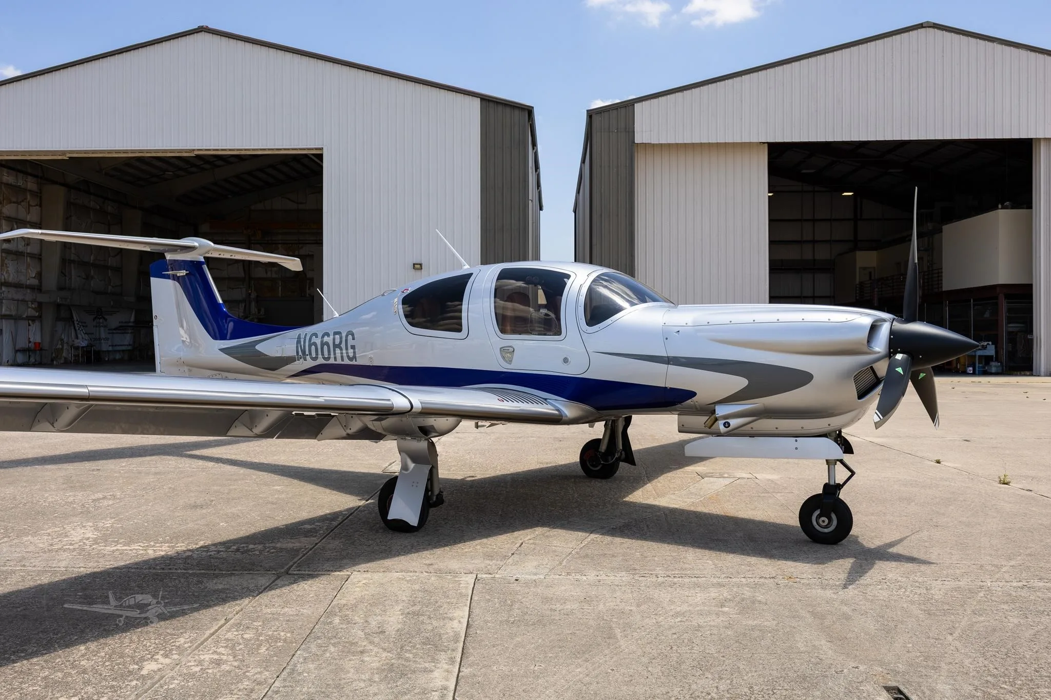 Exterior view of a 2024 DIAMOND DA50 RG, N66RG.