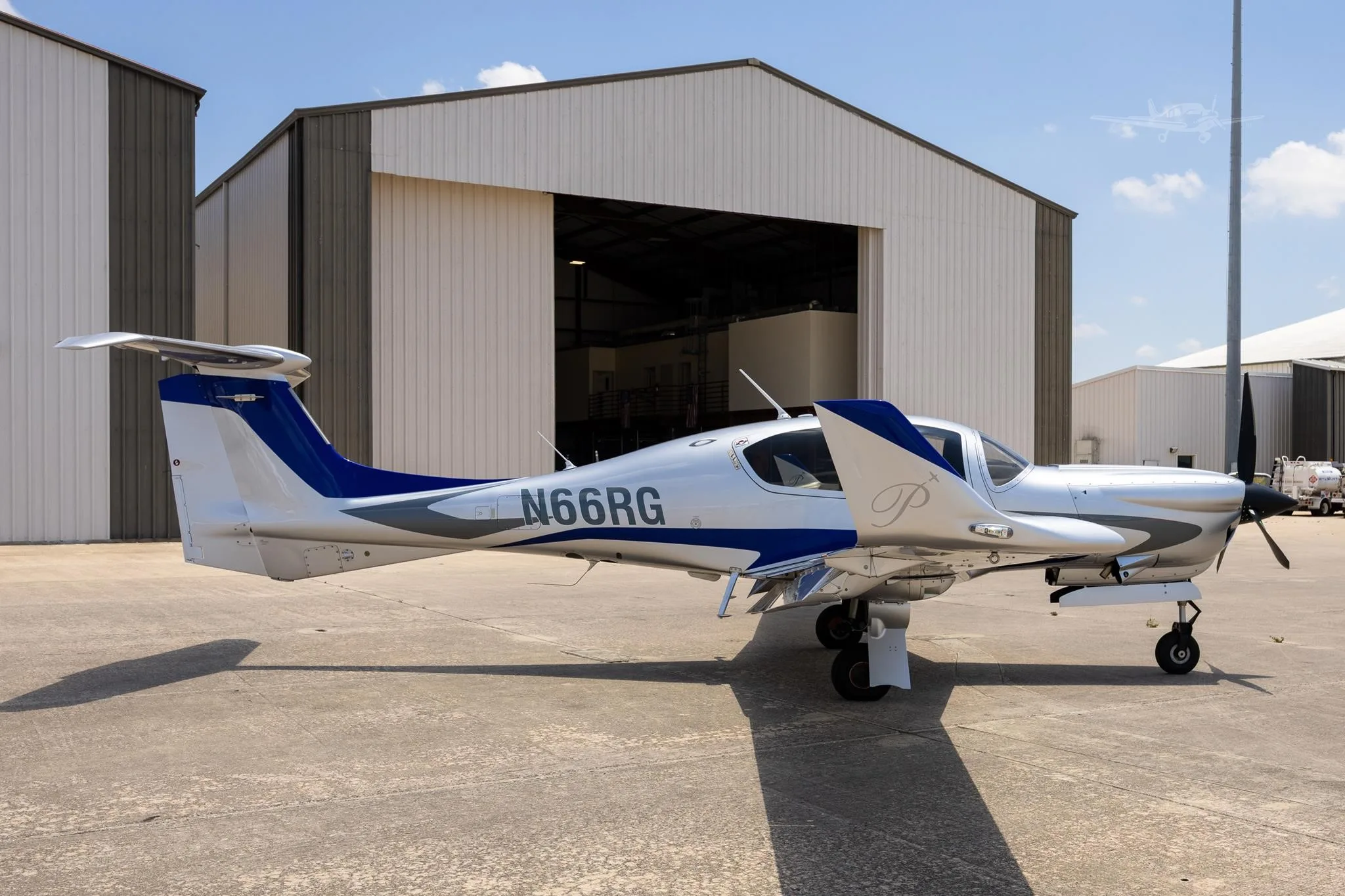 Exterior view of a 2024 DIAMOND DA50 RG, N66RG.