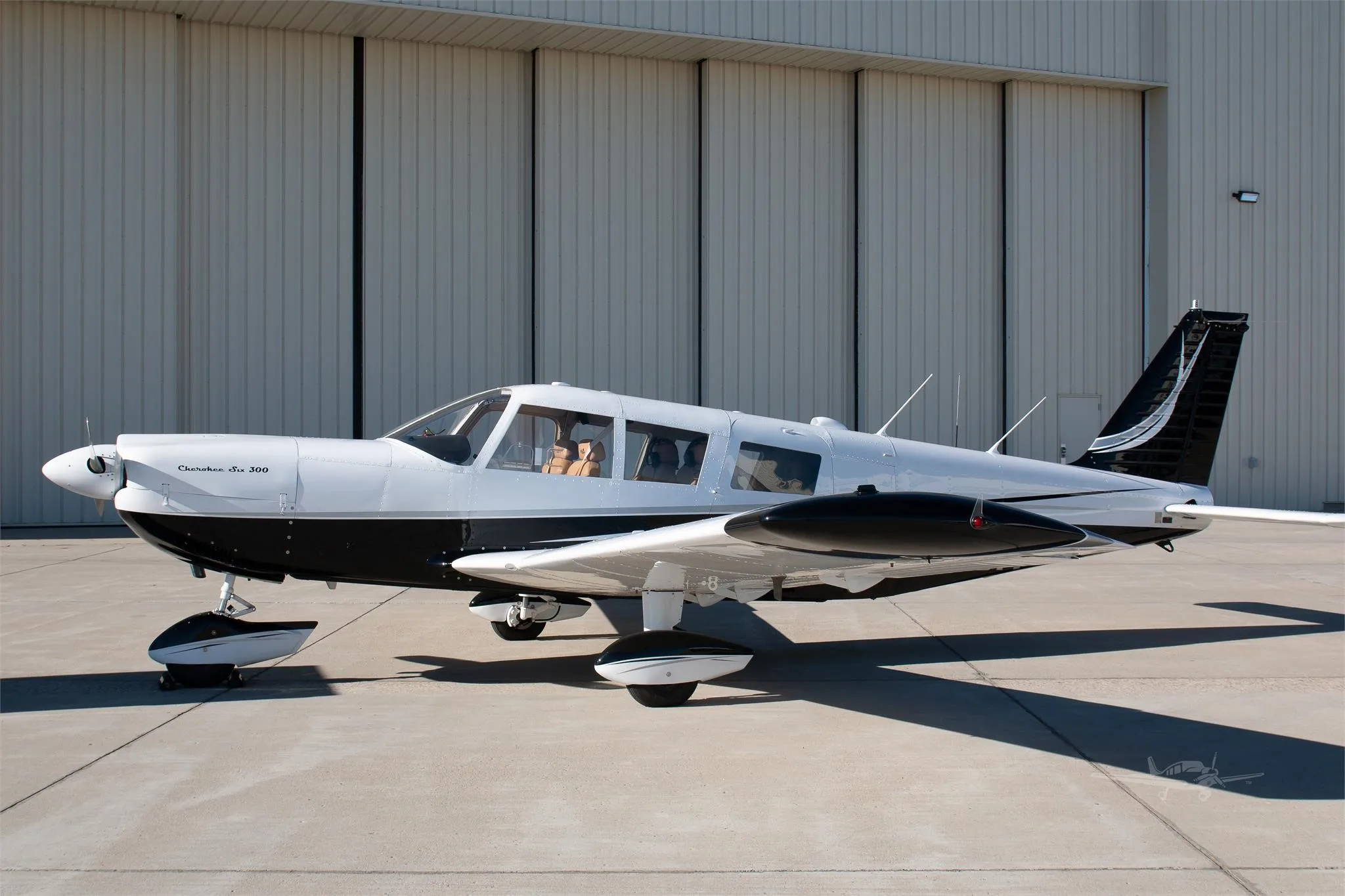 Exterior view of a 1967 PIPER CHEROKEE 6/300, N4070R.