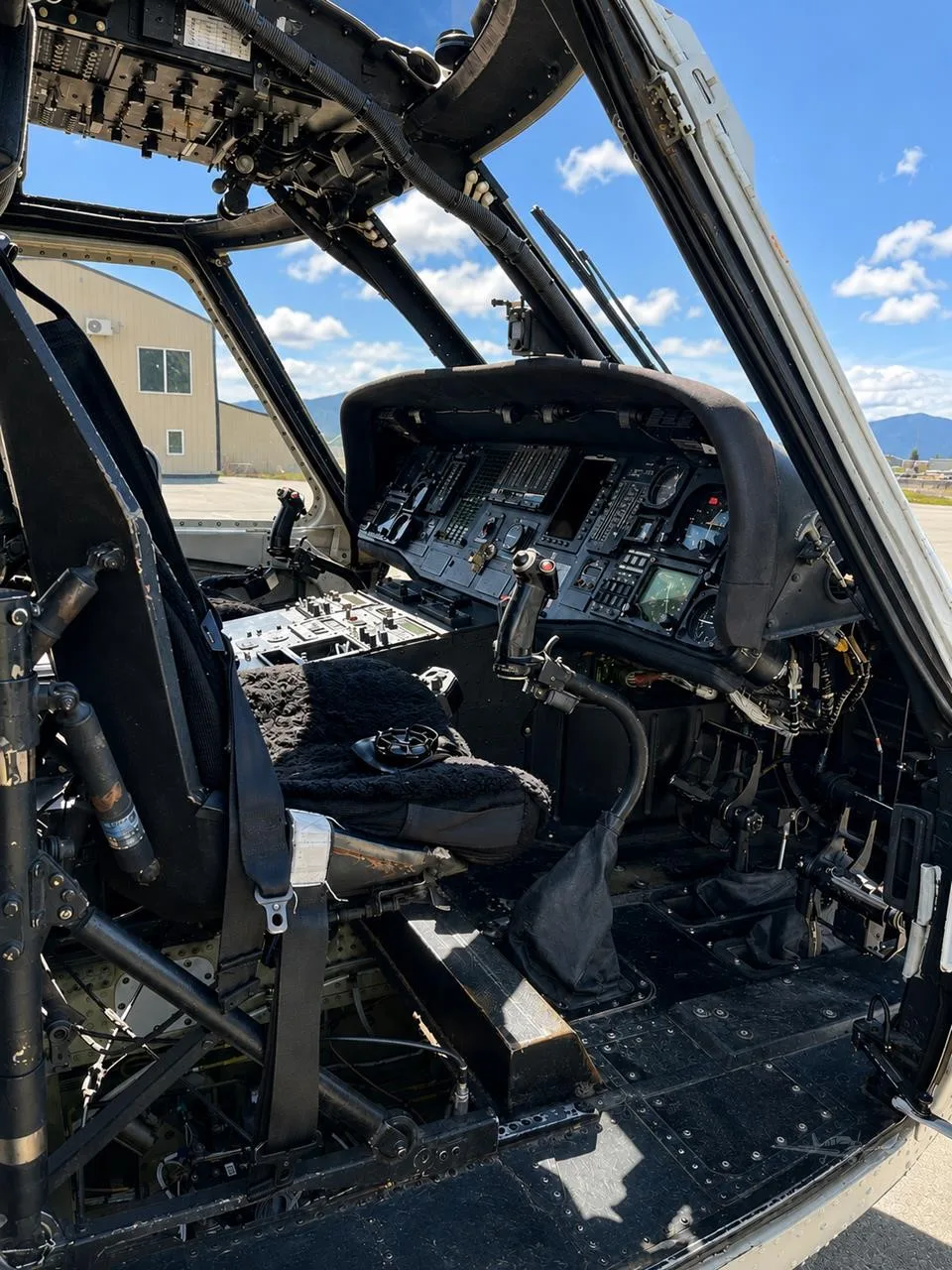 Cockpit and instrument panel of a 1987 SIKORSKY UH-60A BLACK HAWK.